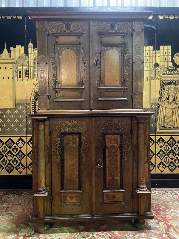 Buffet deux corps allemand en bois sculpté