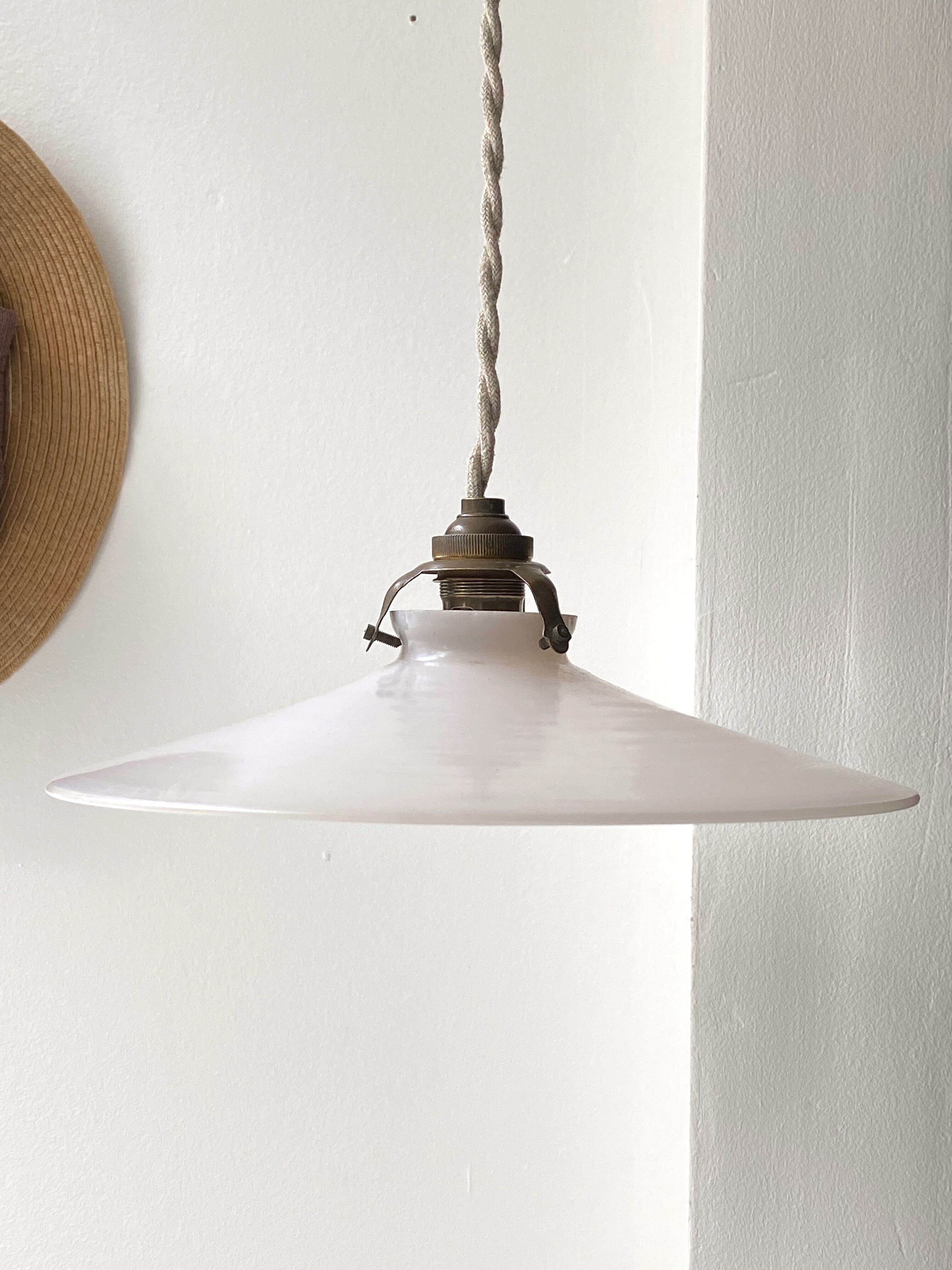 Opaline suspension