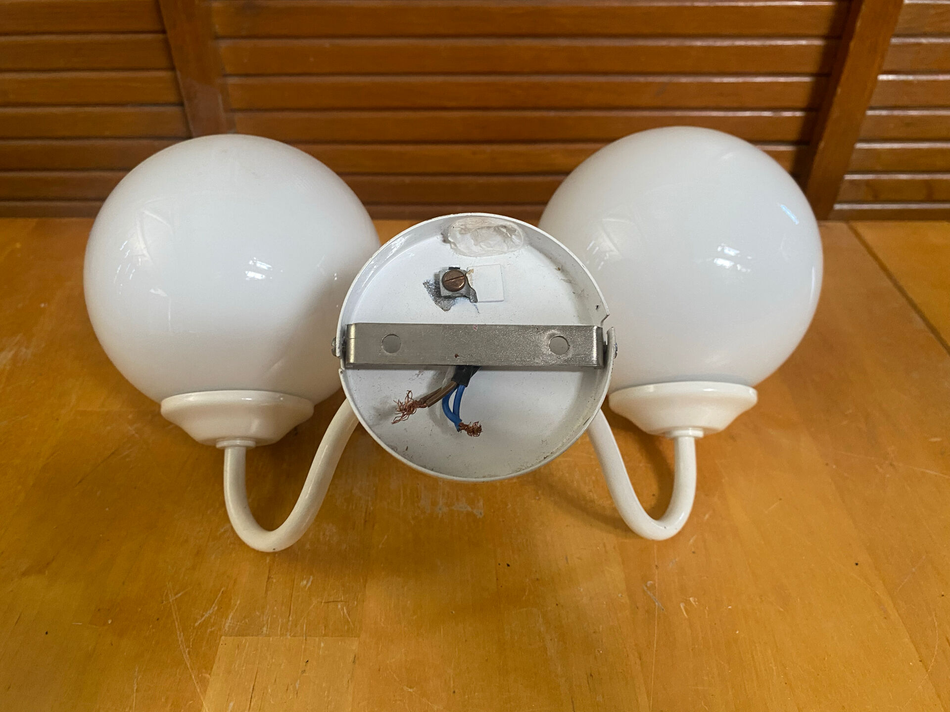 Double Minimalist Opaline Ball Wall Light + White Metal Support 80