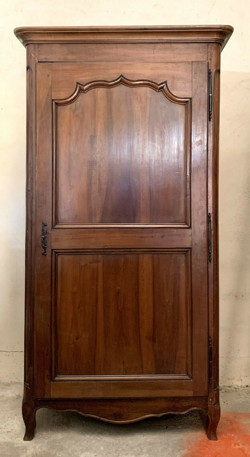 Louis XV bonnetière in solid walnut around 1800