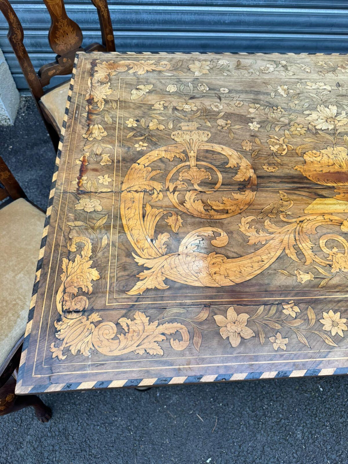 Dutch salon 1900, table and 4 chairs in marquetry stamped IDRAC.