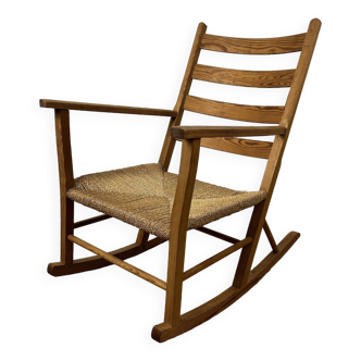 Rocking-chair scandinave en pin et assise tressée, années 60