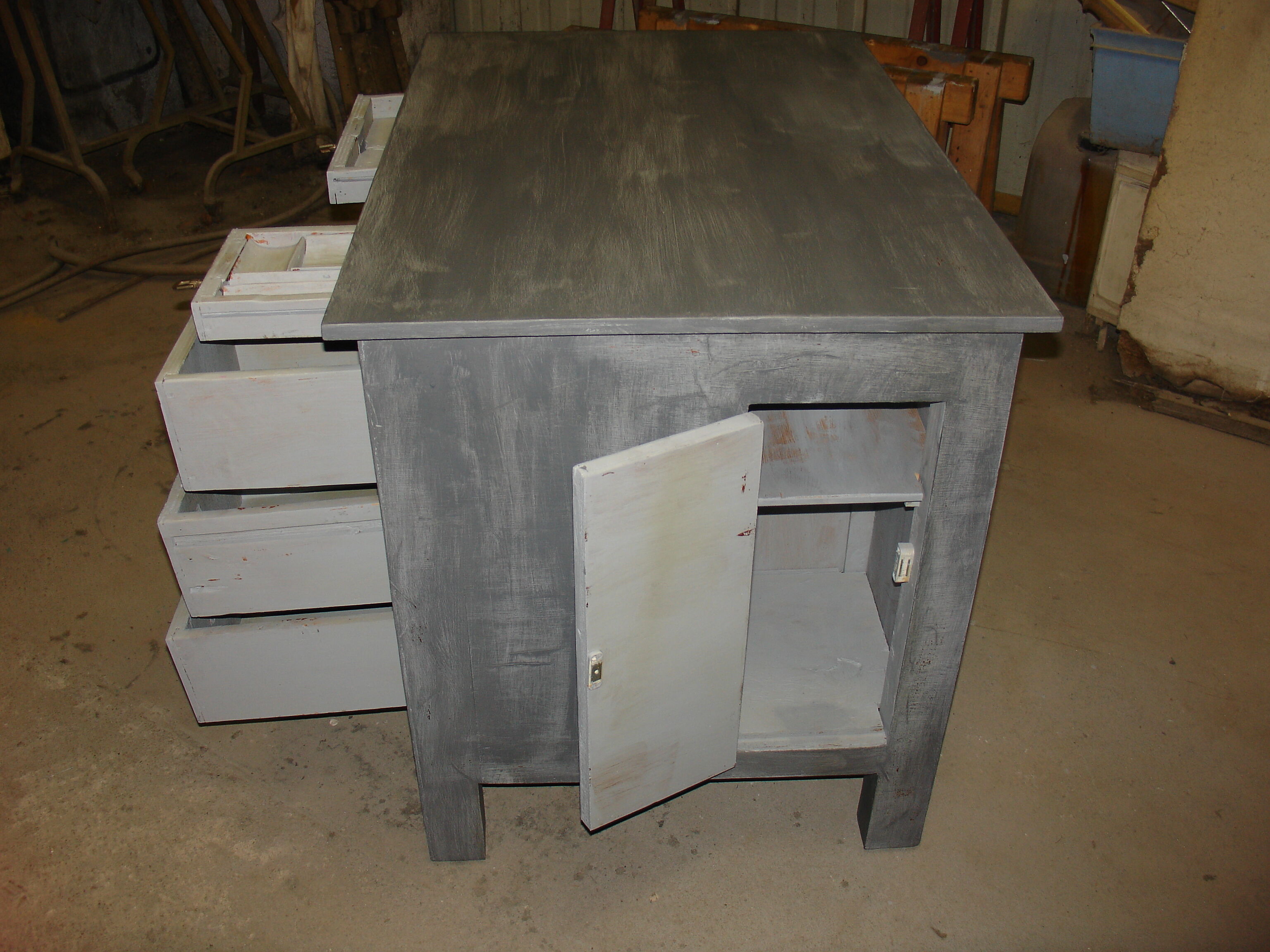 Bureau peint en gris patiné et vernis mat vers 1940