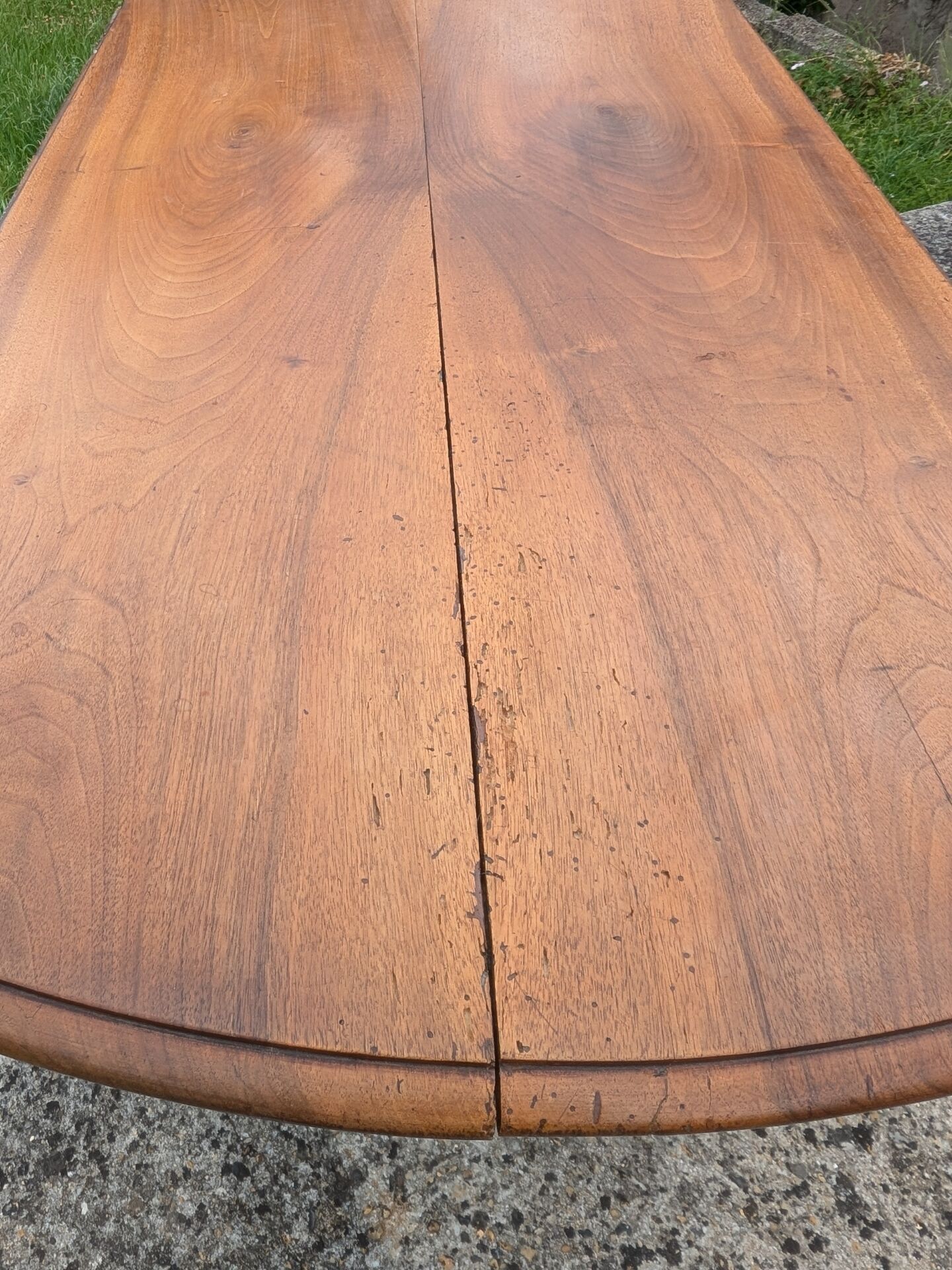 Large six-foot table with XIX century folding leaves in solid walnut Ø120 extendable to 330.