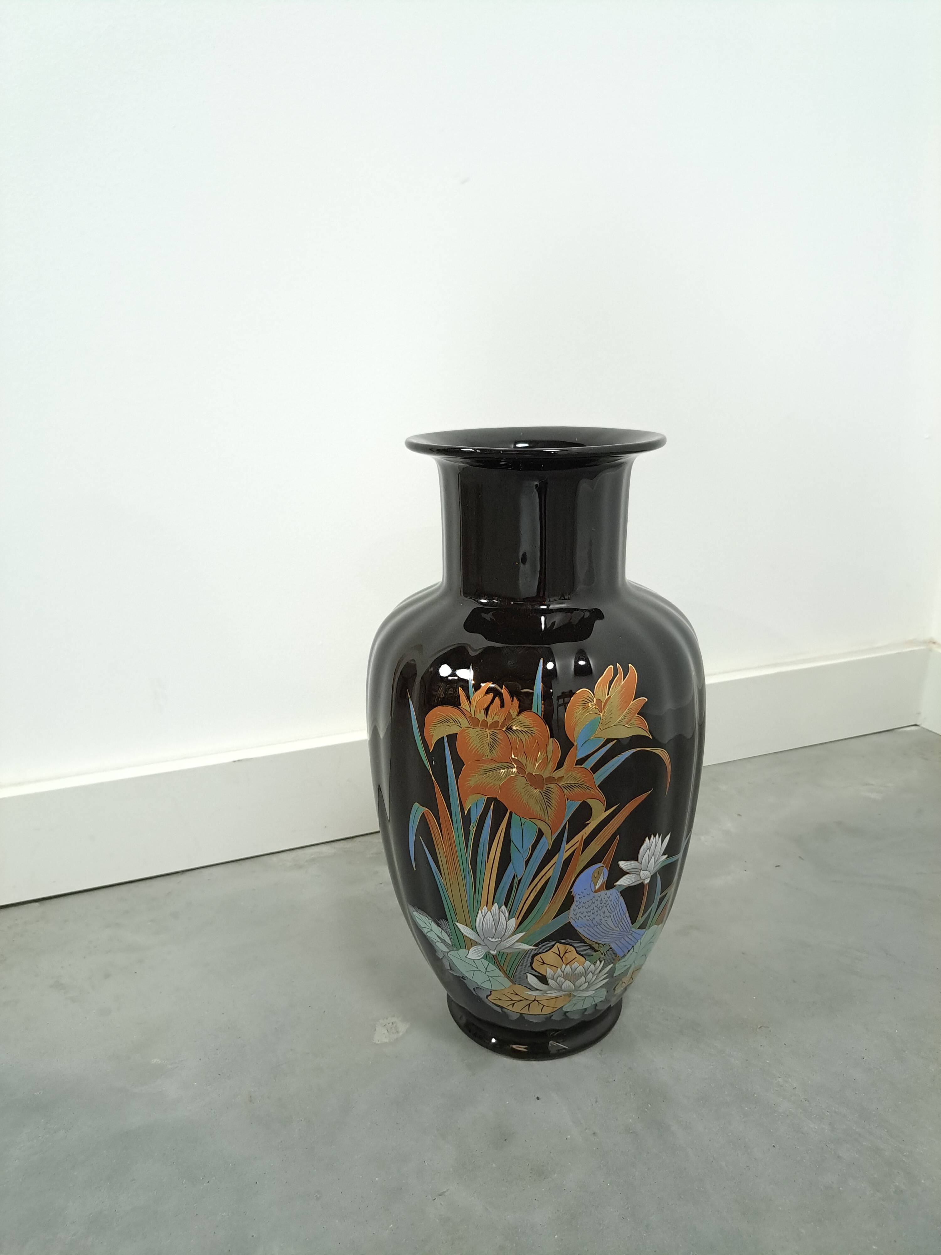 Vase vintage en porcelaine noire.