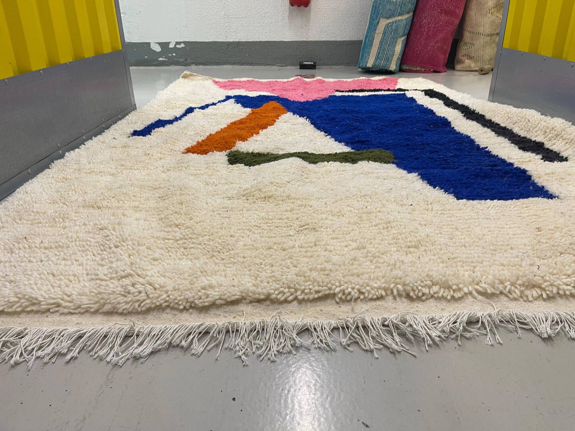 Handmade Berber rug from Morocco – Artisan piece – 164 × 253 cm