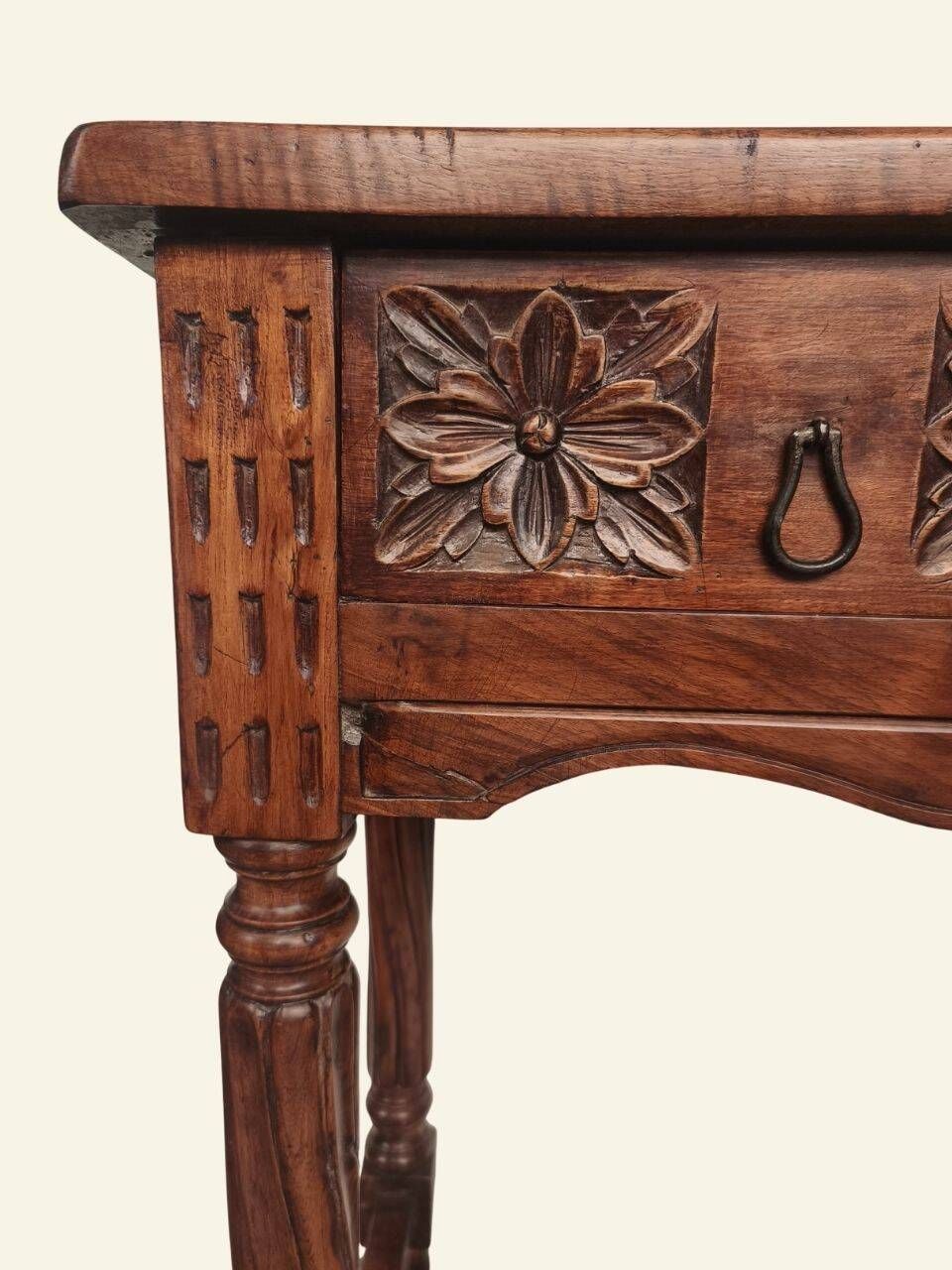 Castilian console table in carved walnut, early 20th century.