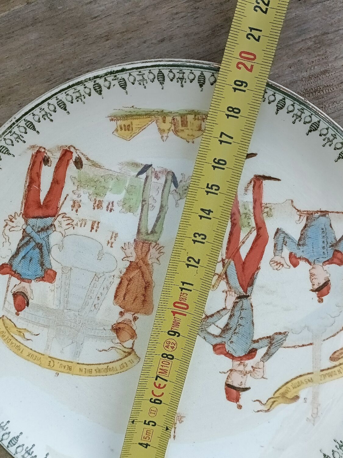 Talking dessert plates, Choisy-le-Roi