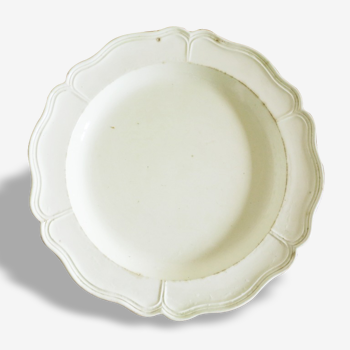 Plain Wedgwoog Queen's fine earthenware dish