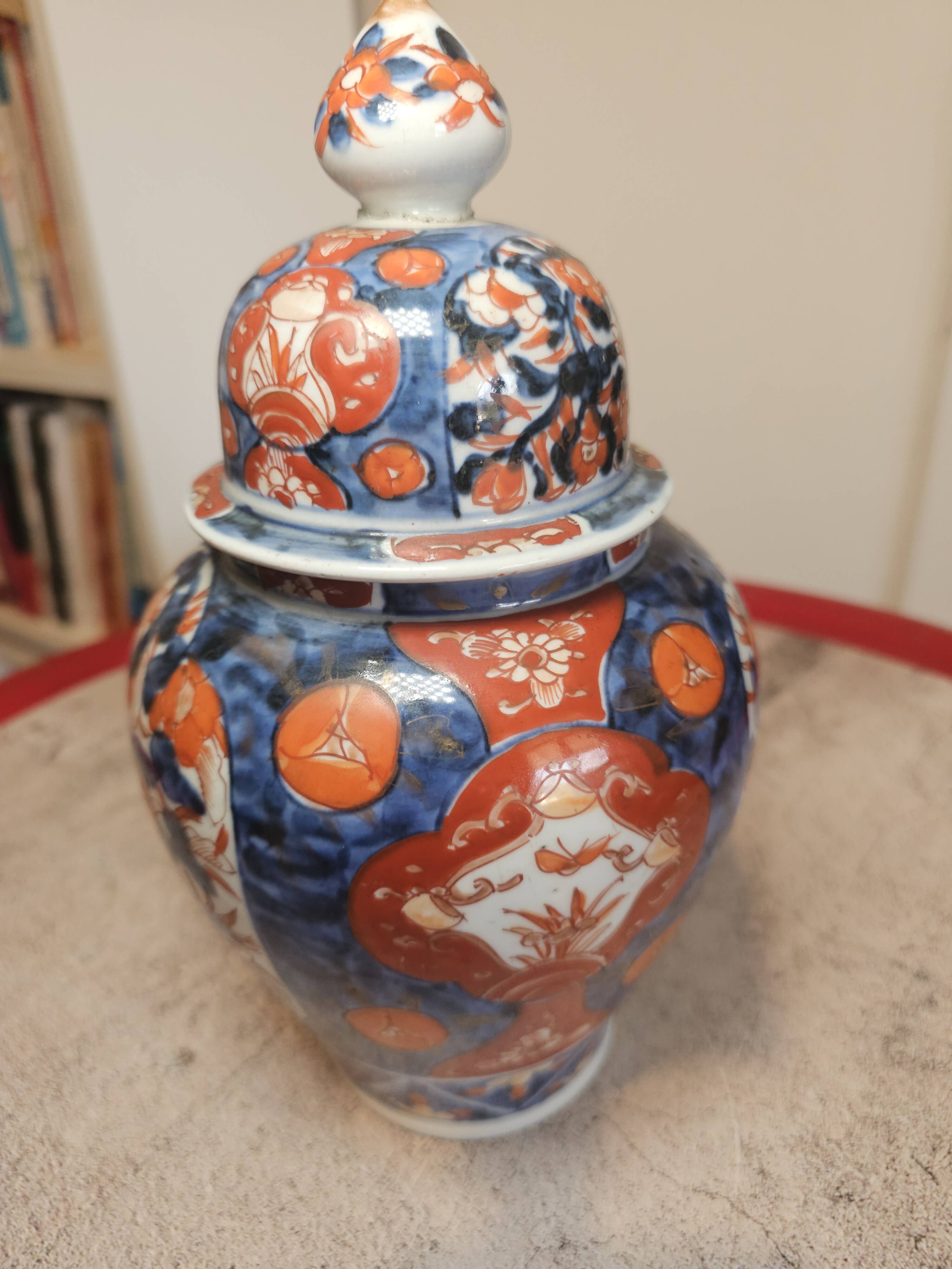 Pot with lid in Imari-style porcelain from Japan.