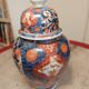 Pot with lid in Imari-style porcelain from Japan.