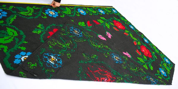 Tapis roumain traditionnel et ancien à motifs floraux bohèmes 155x215cm
