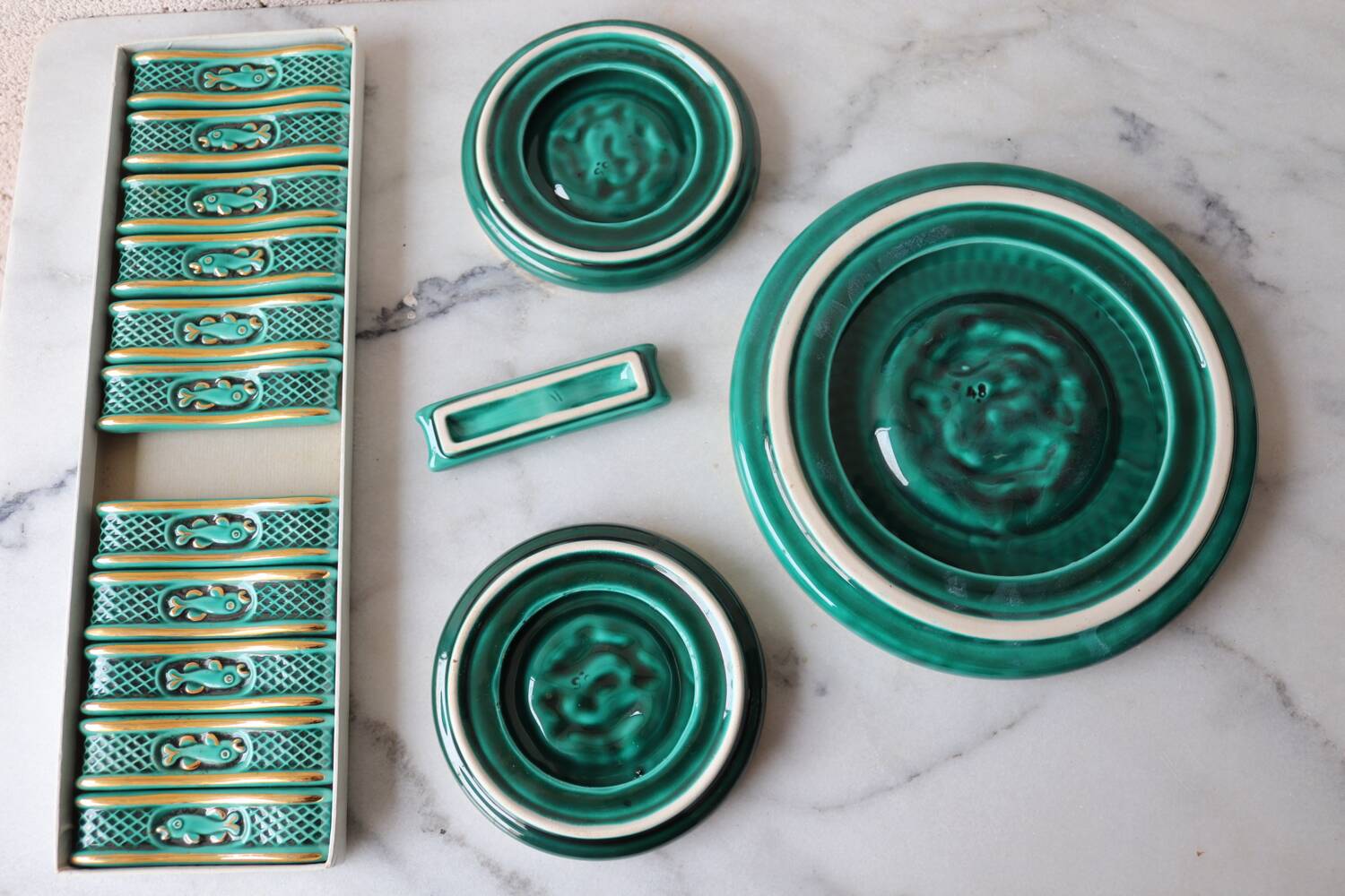 Set of trivets / bottle knife holder barbotine from the 1950s.