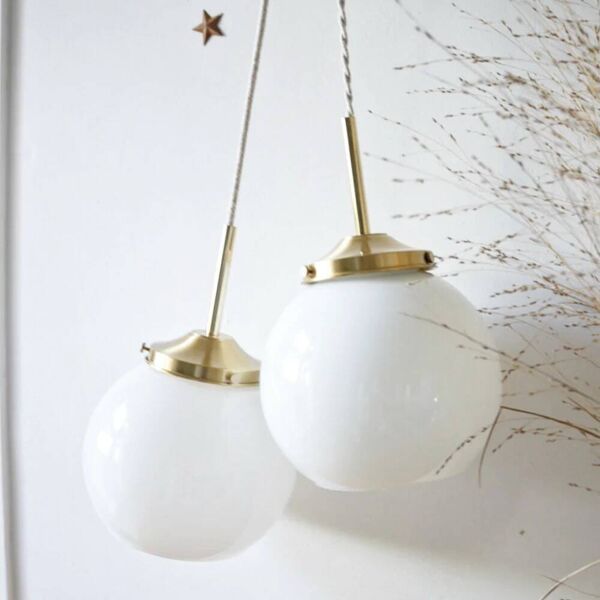 Duo de suspensions en opaline blanche et laiton