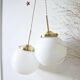 Duo de suspensions en opaline blanche et laiton