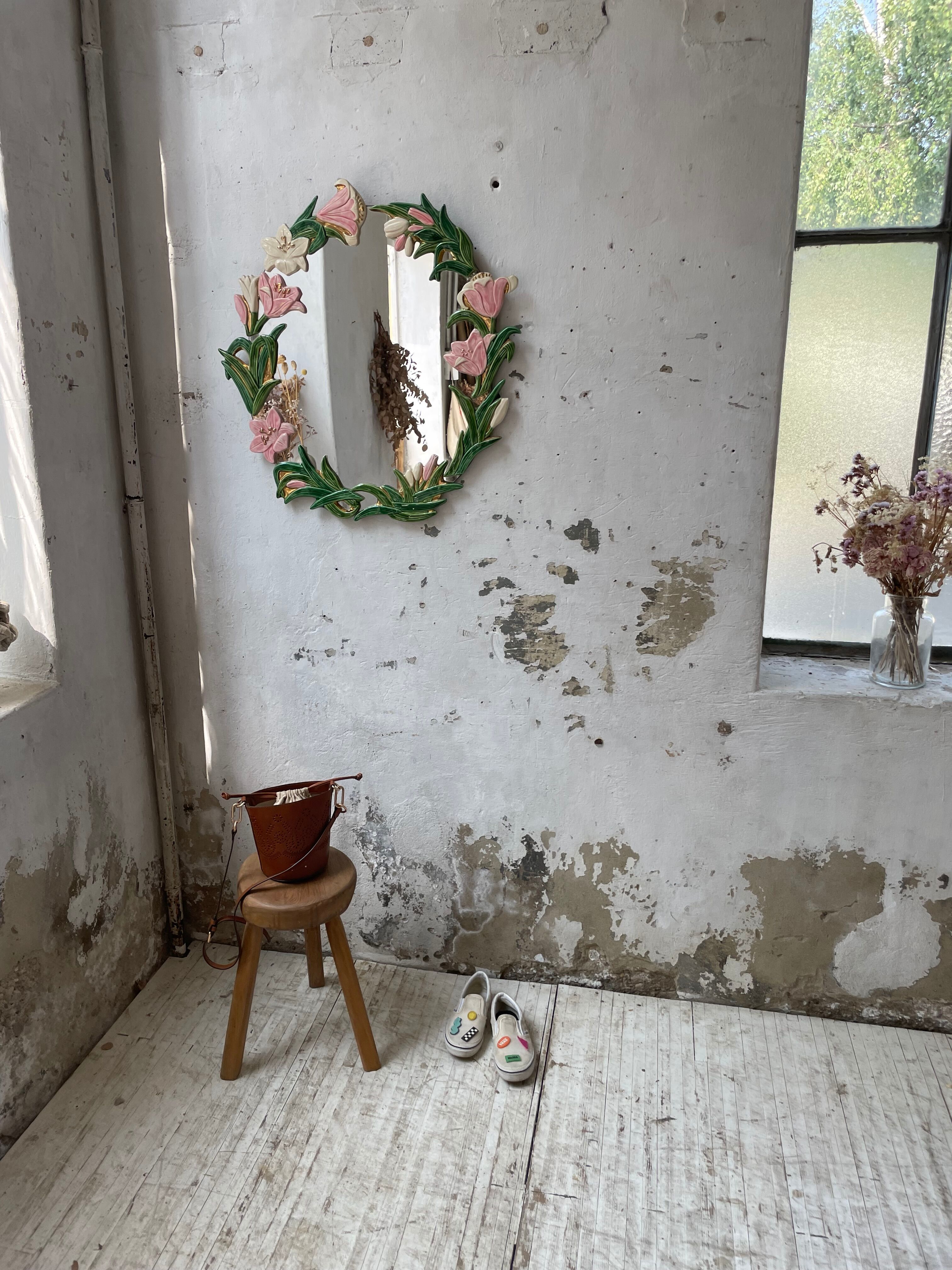Oval ceramic mirror with flowers