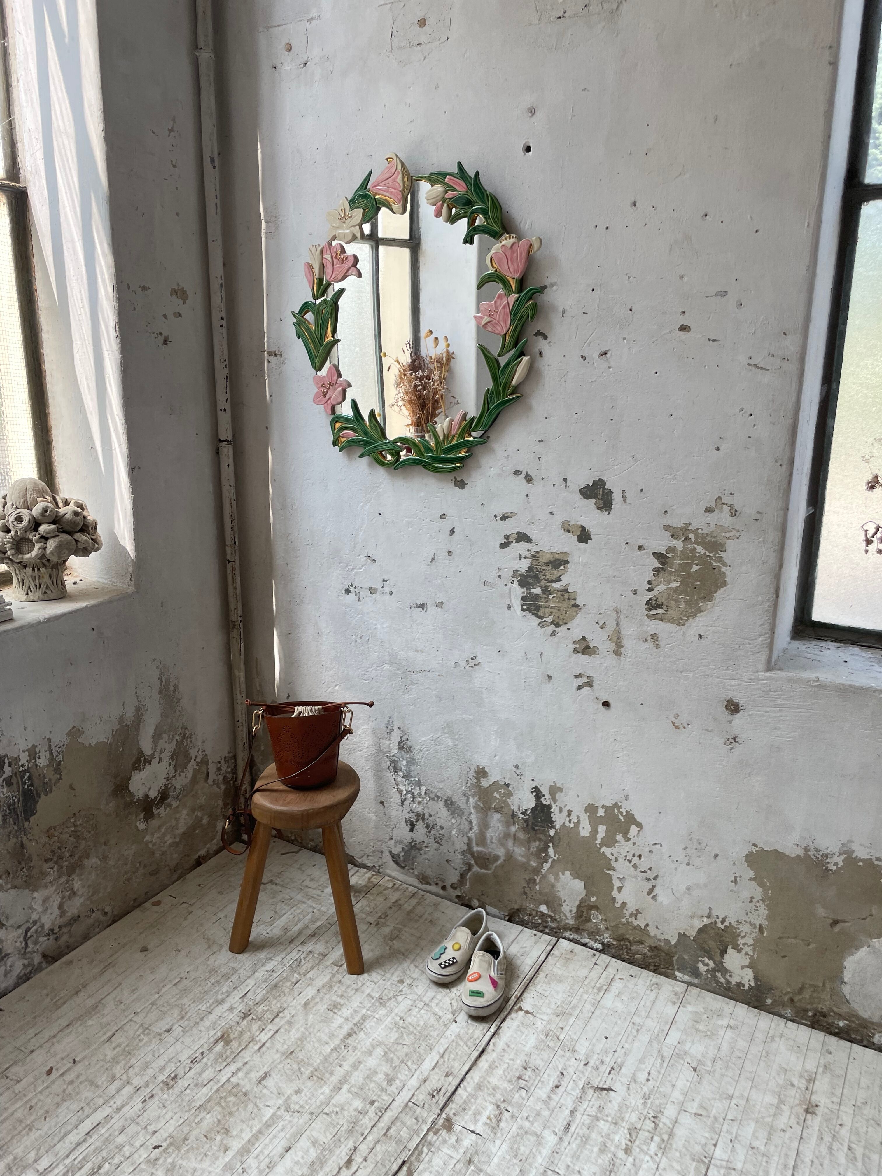 Oval ceramic mirror with flowers