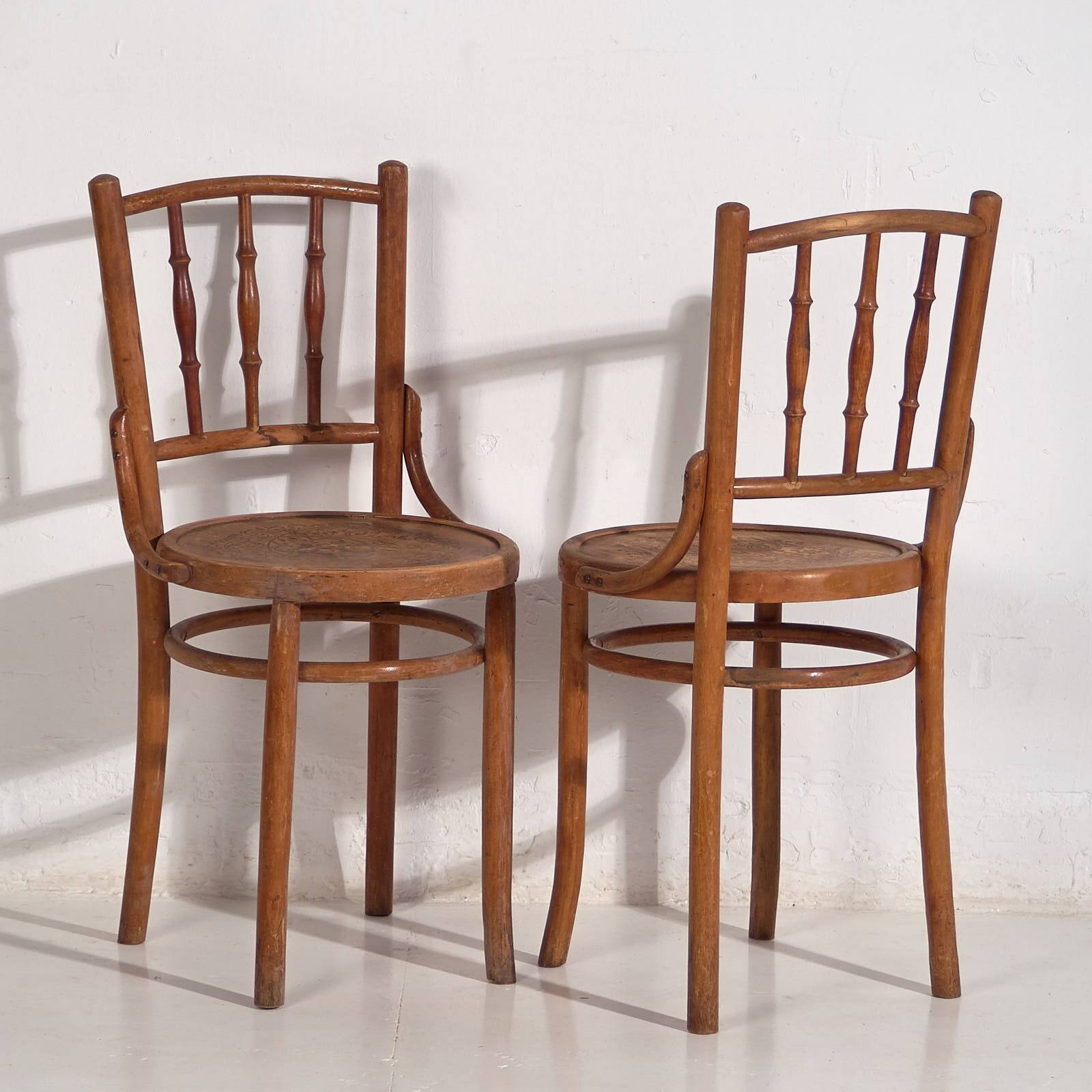 Anciennes chaises Thonet avec assise gravée (c.1920). Ensemble de 2 pièces