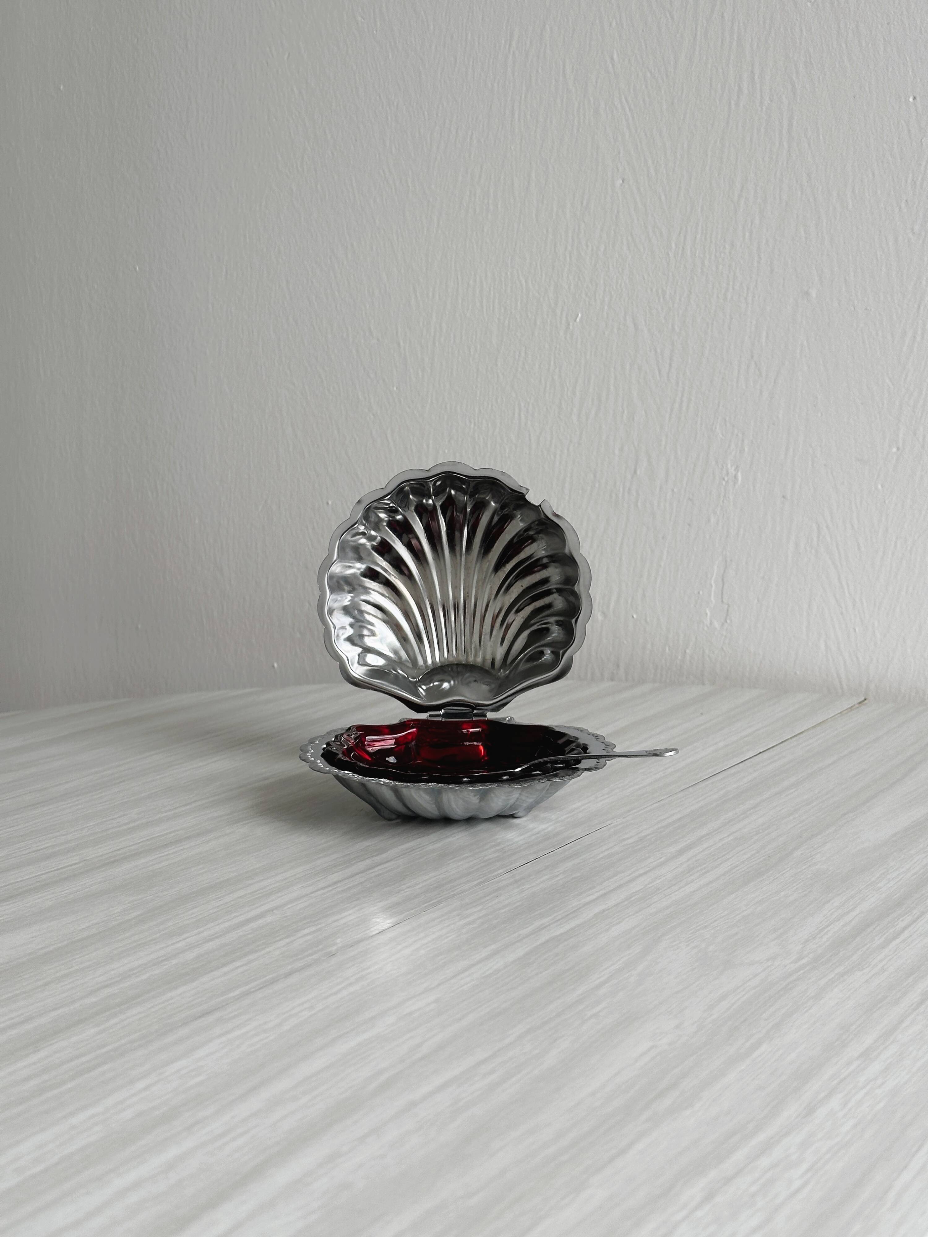 Silver-plated metal shell butter dish