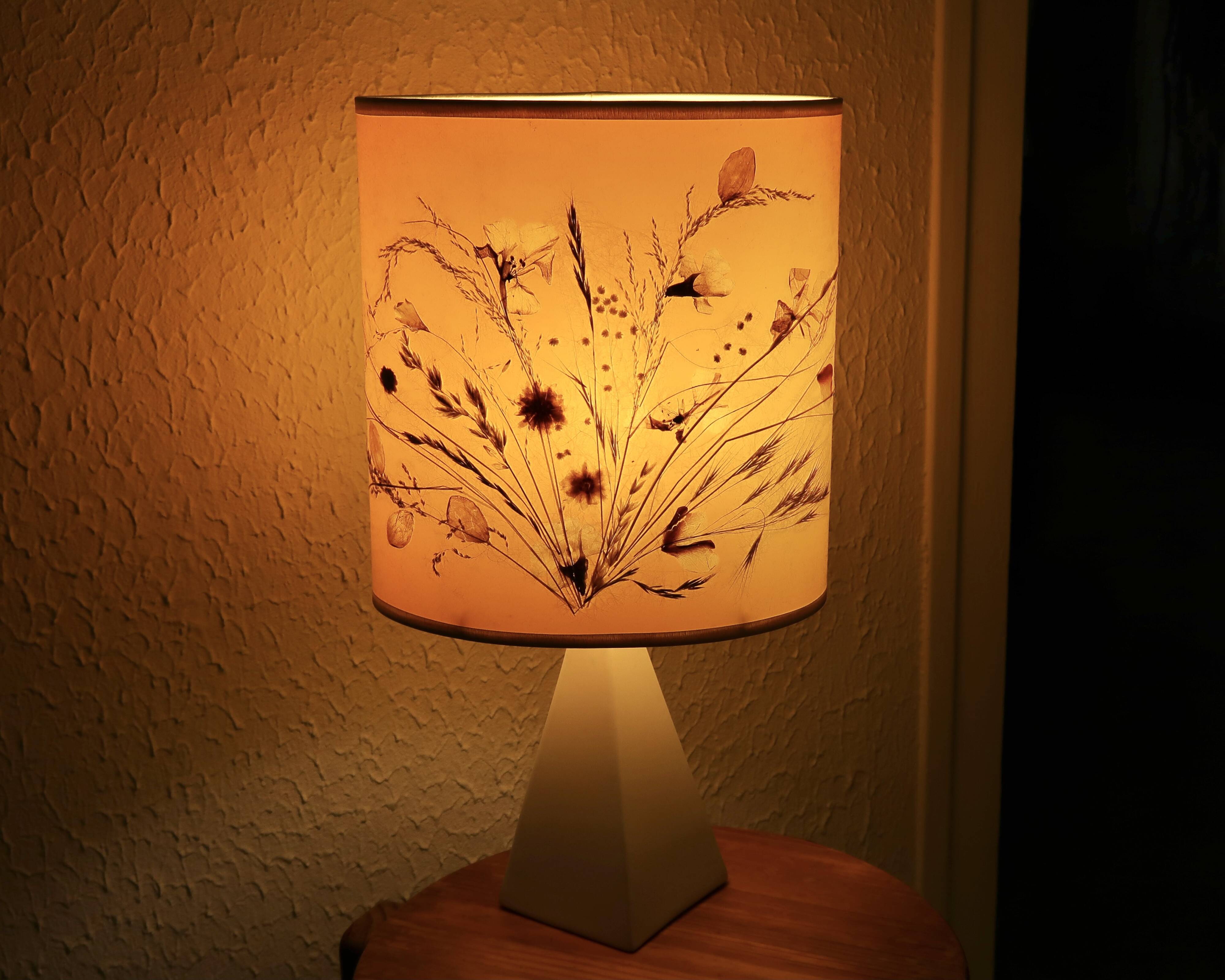 Lampe pyramide en céramique blanche, années 80