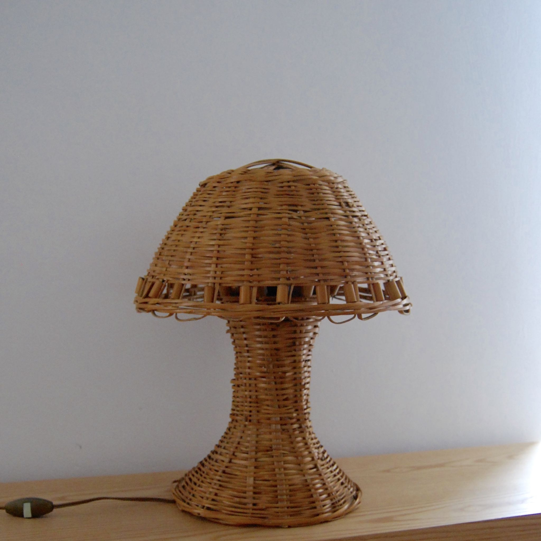 Rattan table lamp