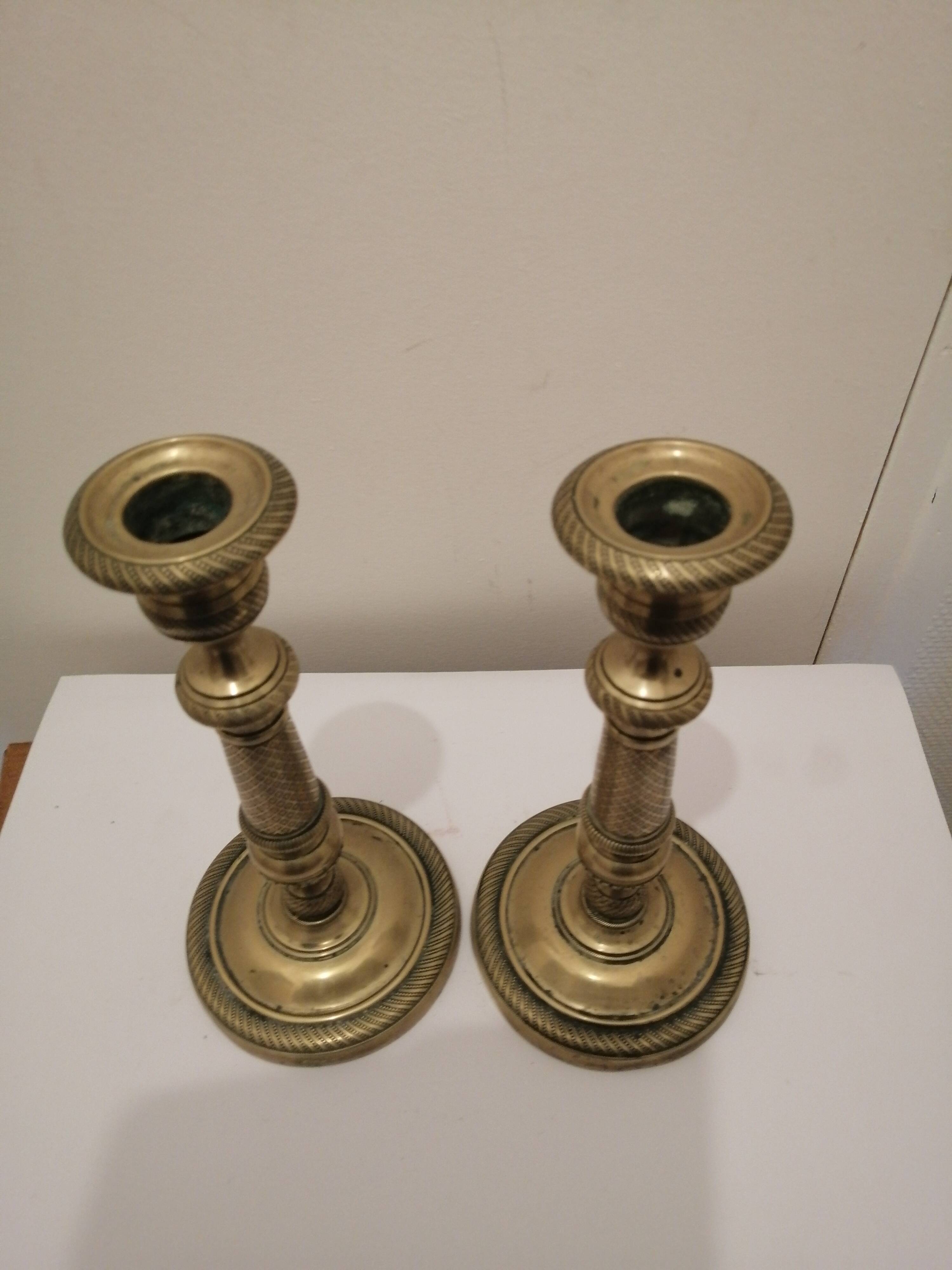 Deux  bougeoirs en cuivre vintage