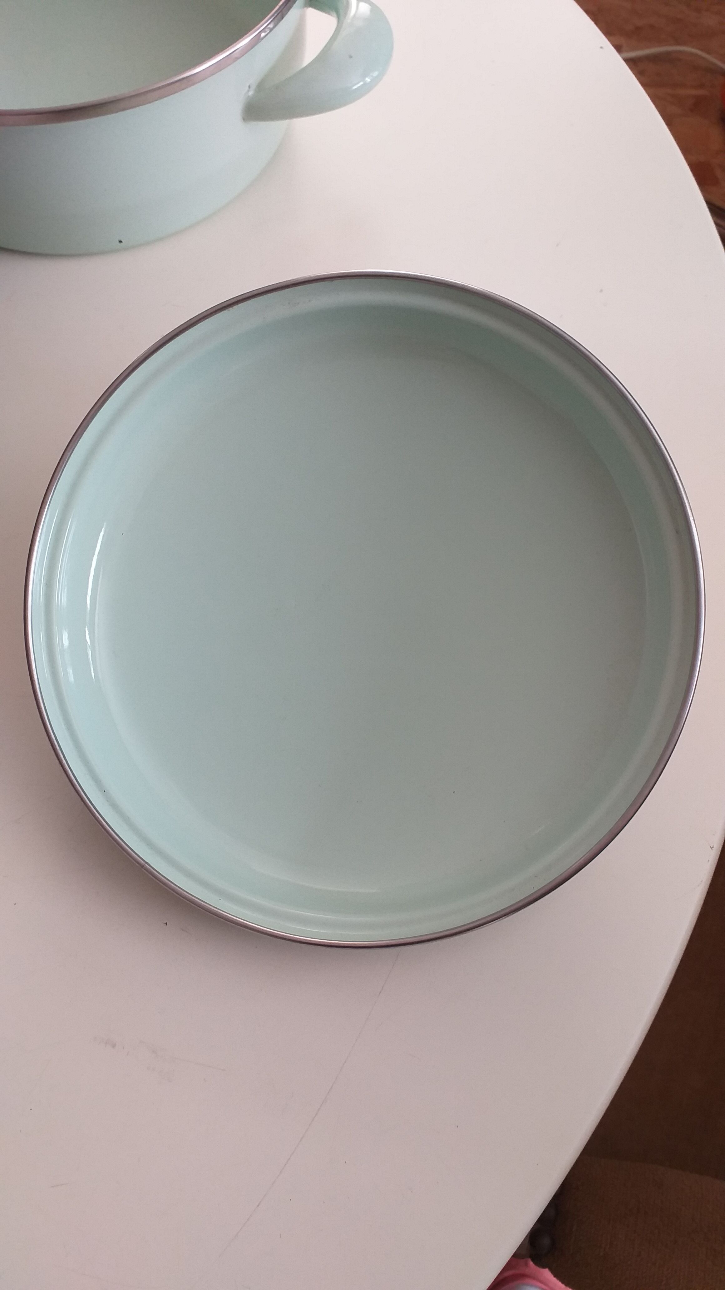 Covered dish in enamelled sheet metal