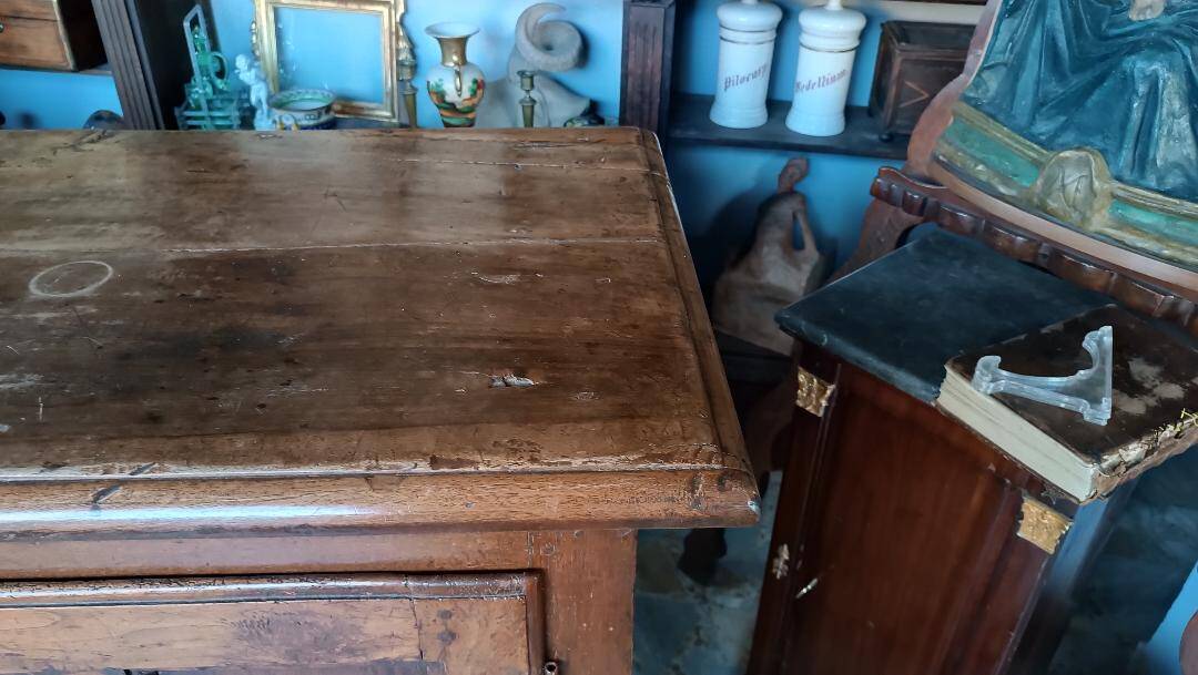 Grand Buffet Antique Du 17ème Siècle En Noyer Du Nord De l'Italie