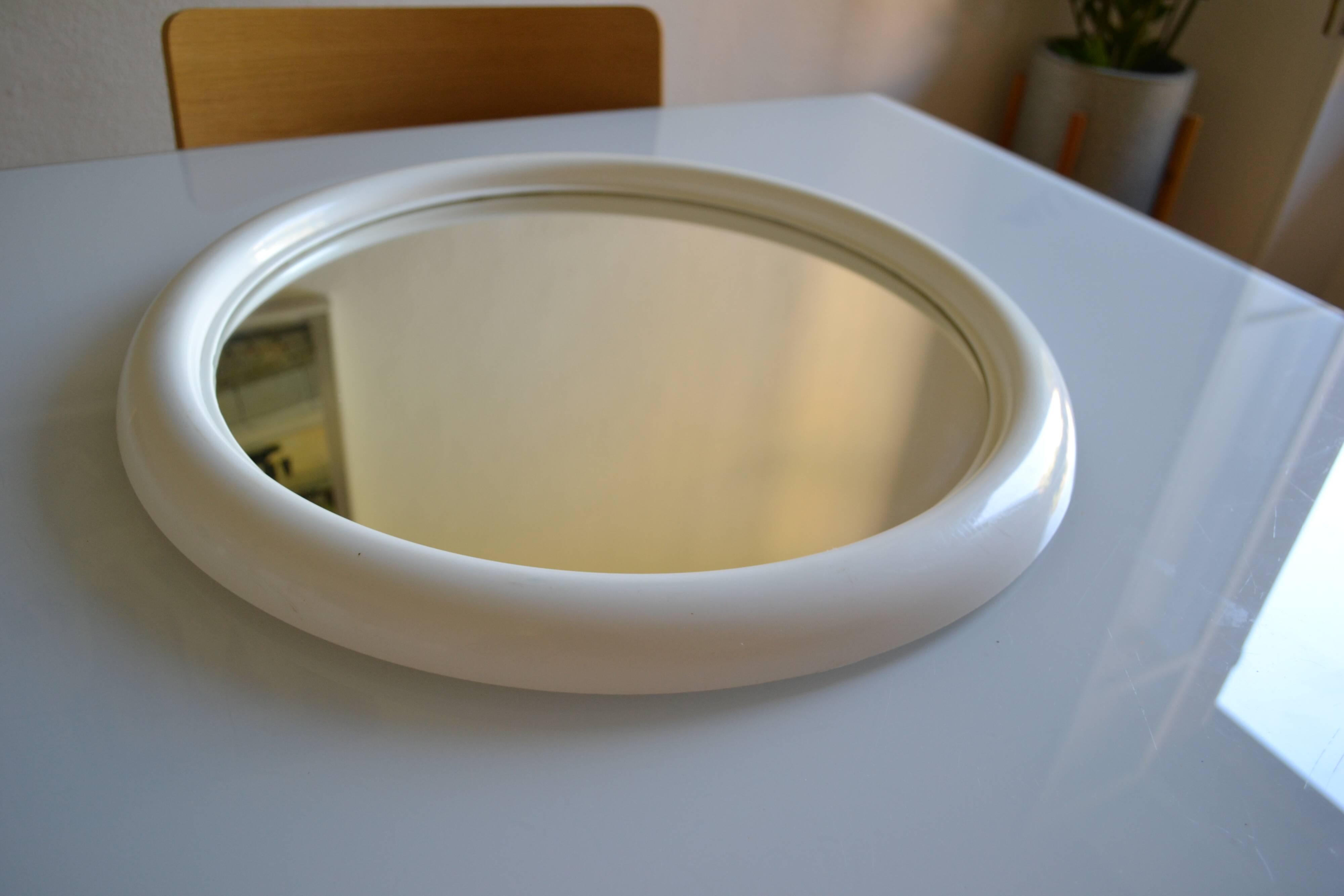 Round white plastic mirror 1970s 1970s France