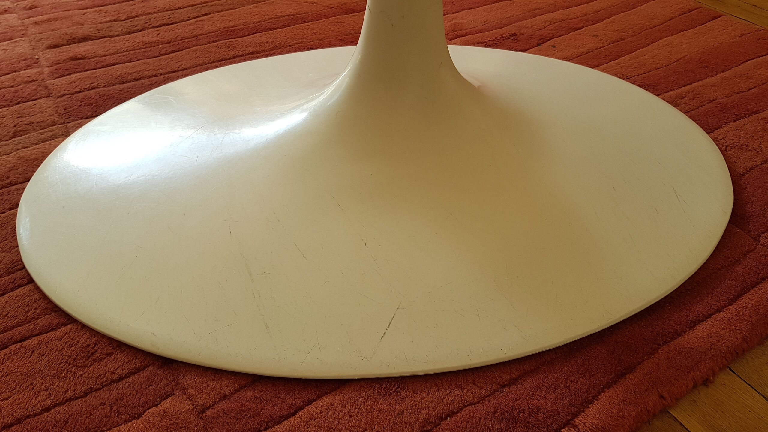 Oval table by Eero Saarinen Edite by Knoll