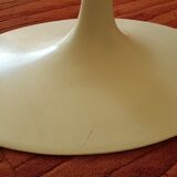 Table ovale de Eero Saarinen edite par Knoll