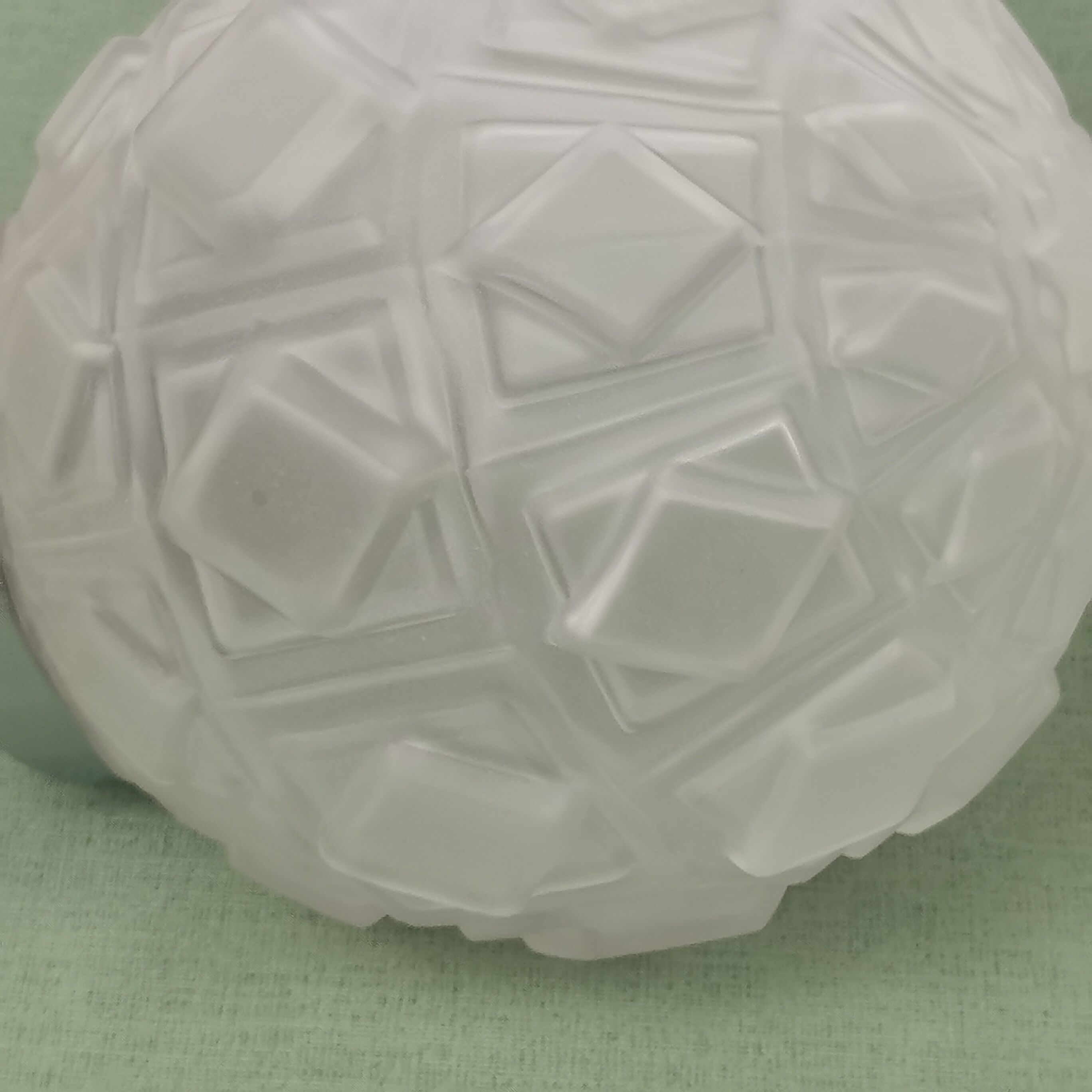 Art deco ball suspension