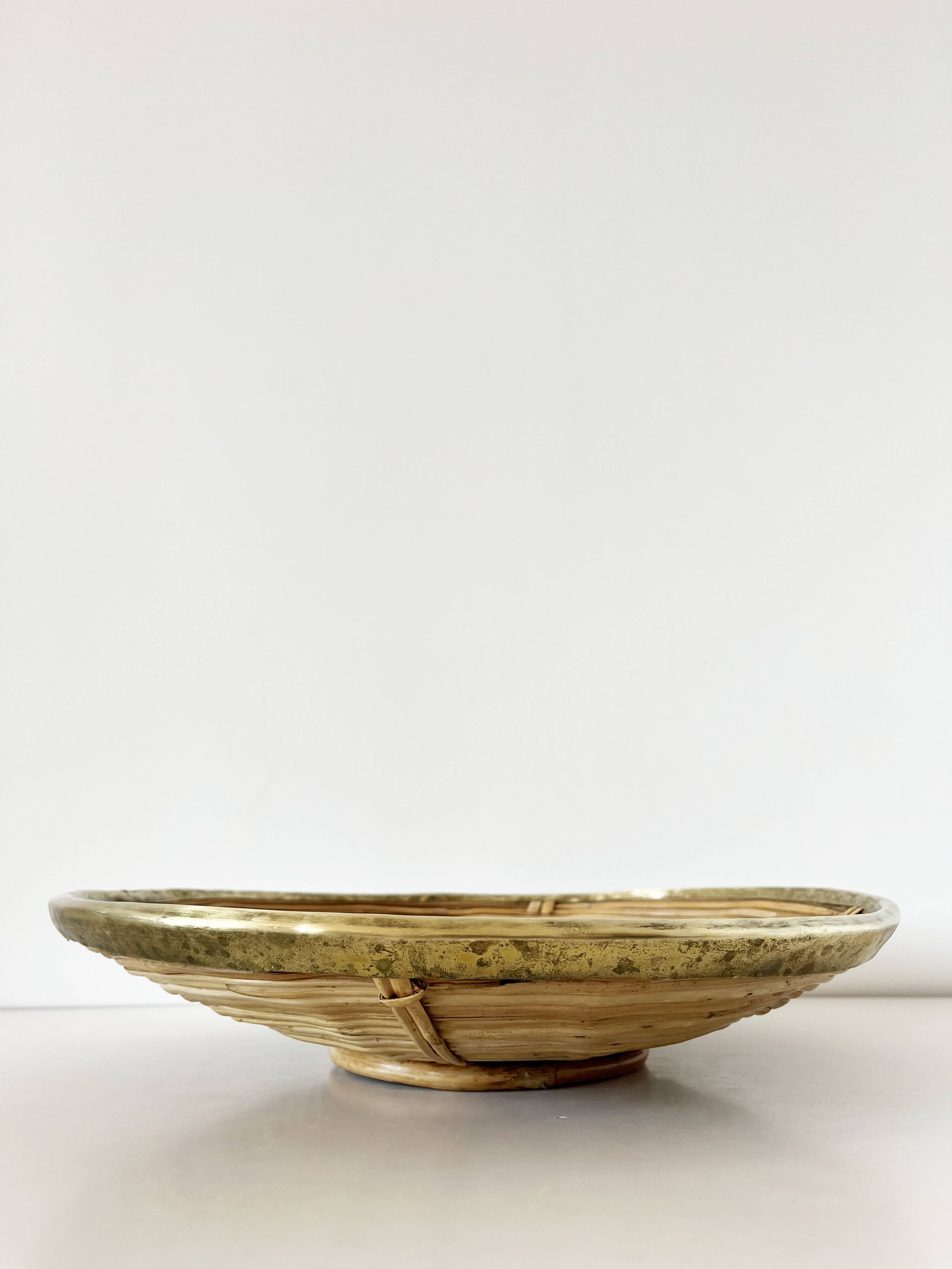 Grande coupe en rotin bambou et laiton 1960