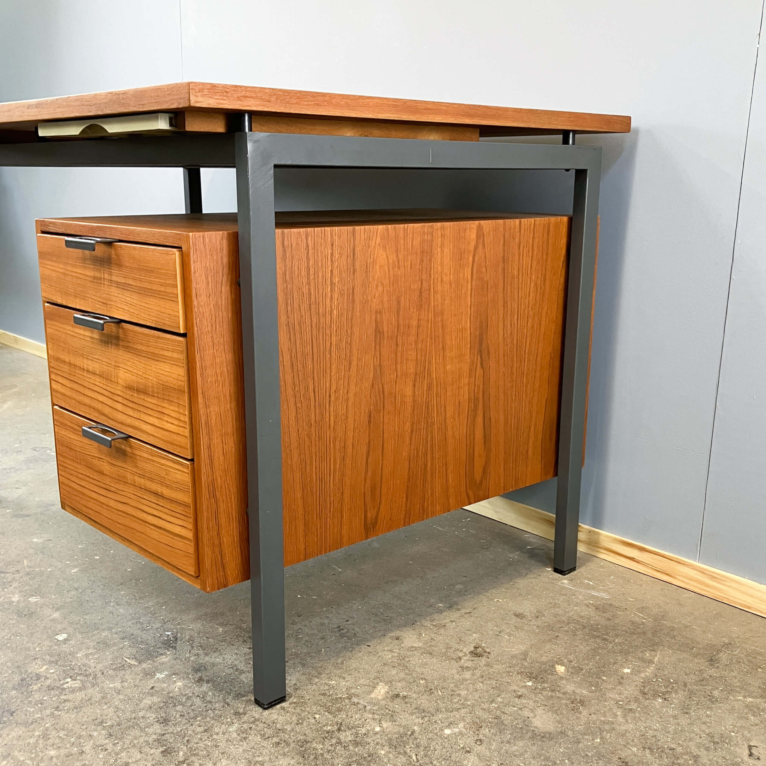 Bureau par Herbert Hirche pour Holzäpfel, teck avec acier tubulaire, années 1960.
