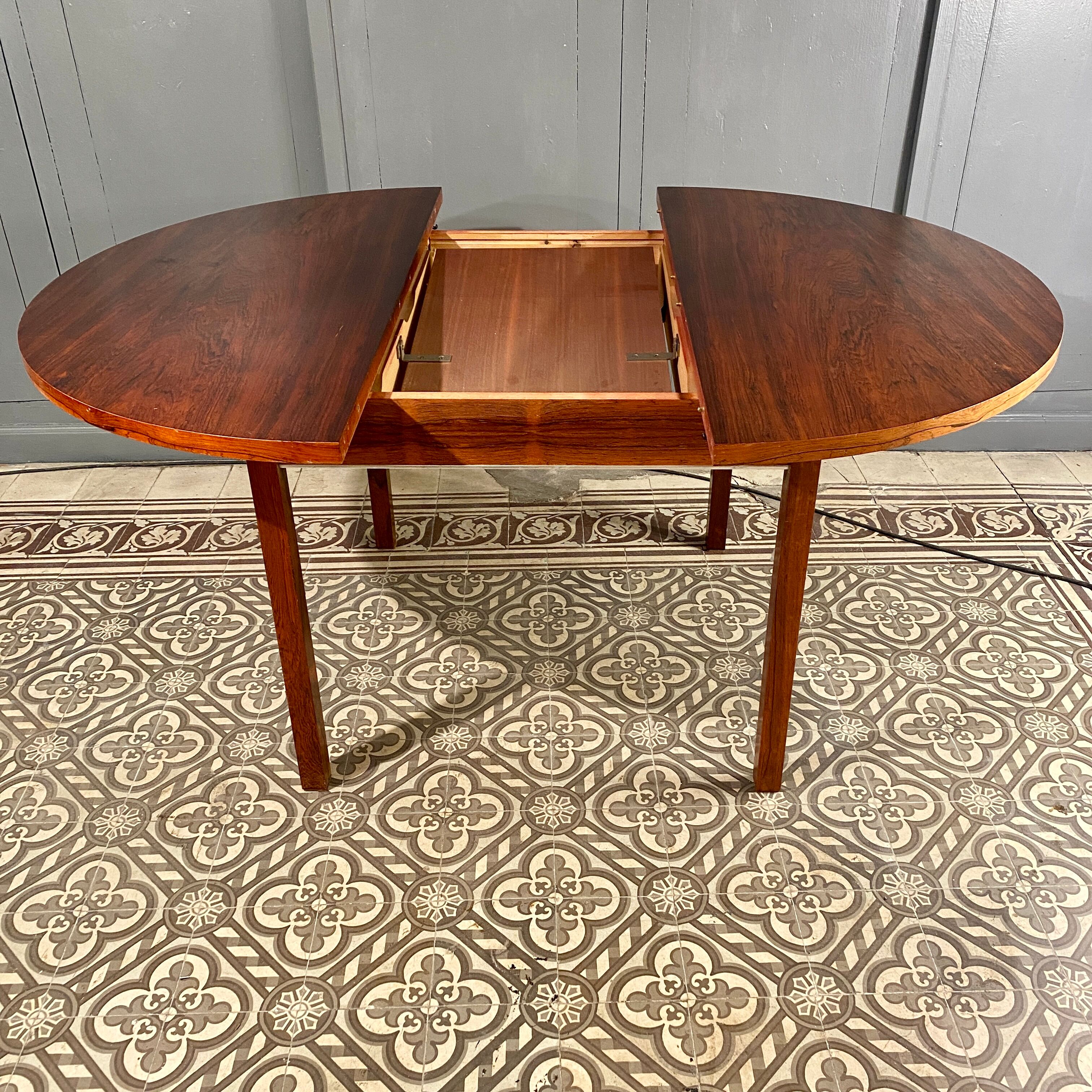 Dining room round table with an extension