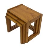 Ensemble vintage de trois tables d'appoint en pin, tables gigognes, années 1970