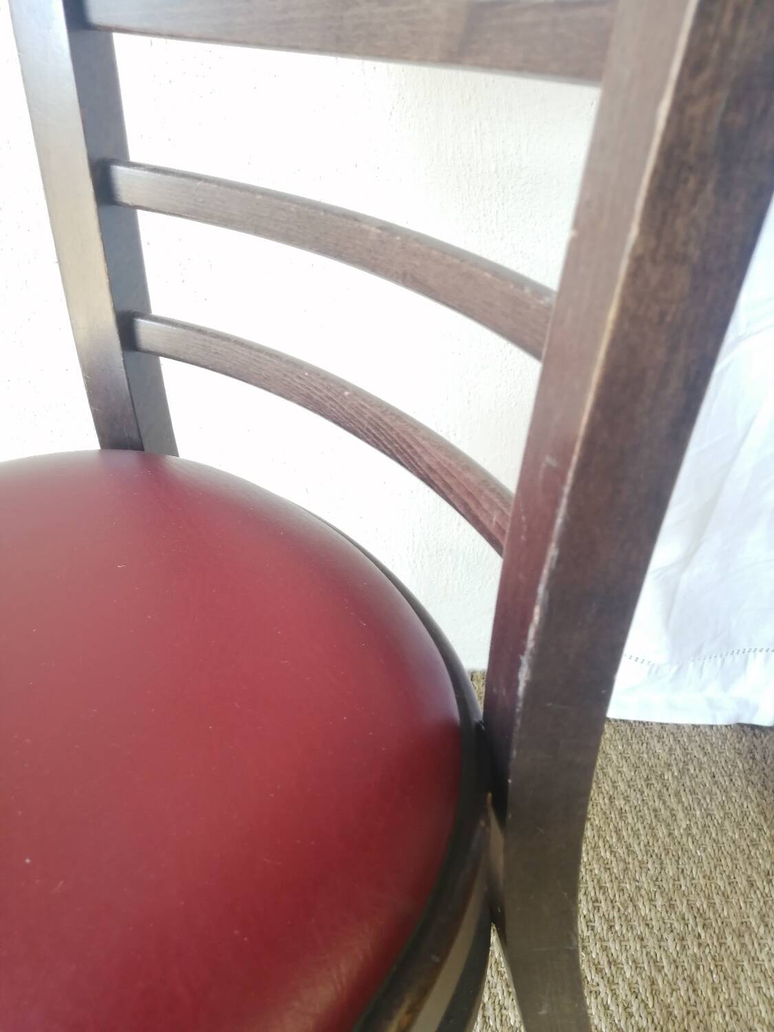 Lot de 4 chaises bistrot TON en bois courbé et assises en skaï rouge vintage.