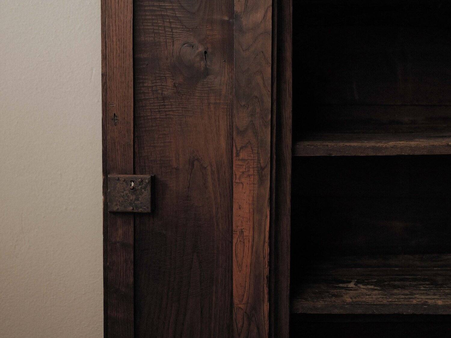 Antique mountain wardrobe in solid oak – 19th century