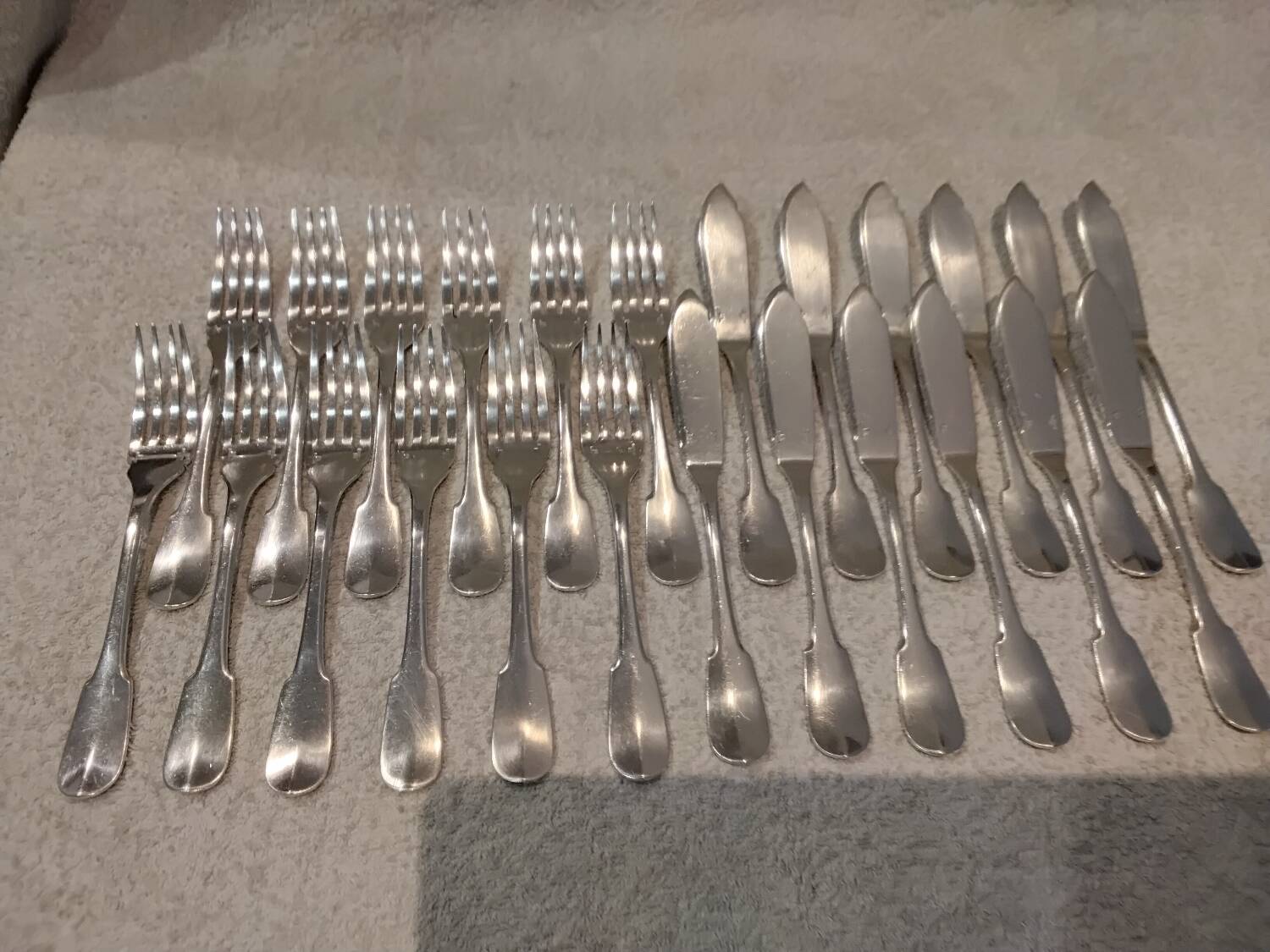 12 fish cutlery sets, 24 pieces, silver-plated metal, Christofle Cluny silversmith