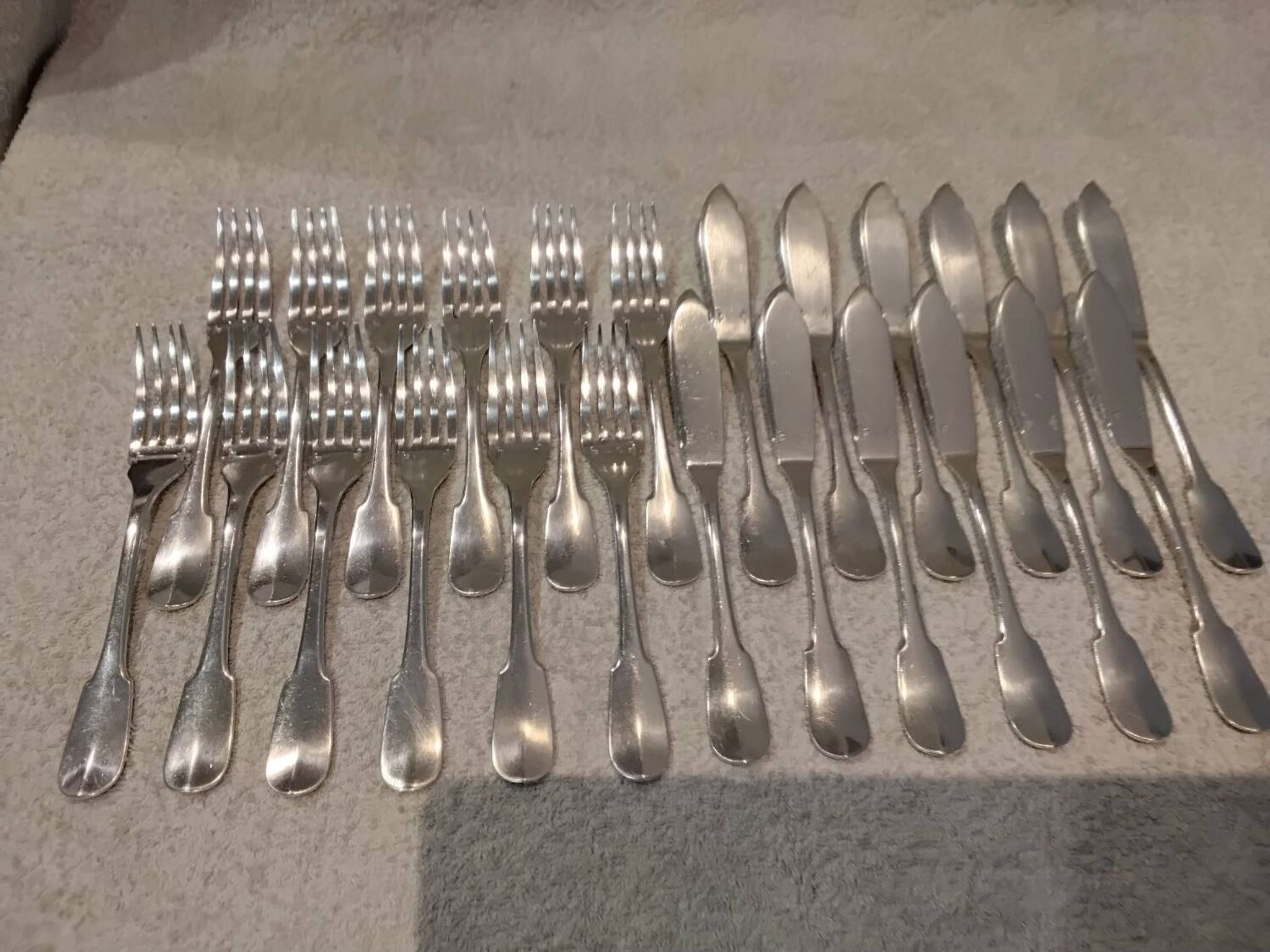 12 fish cutlery sets, 24 pieces, silver-plated metal, Christofle Cluny silversmith
