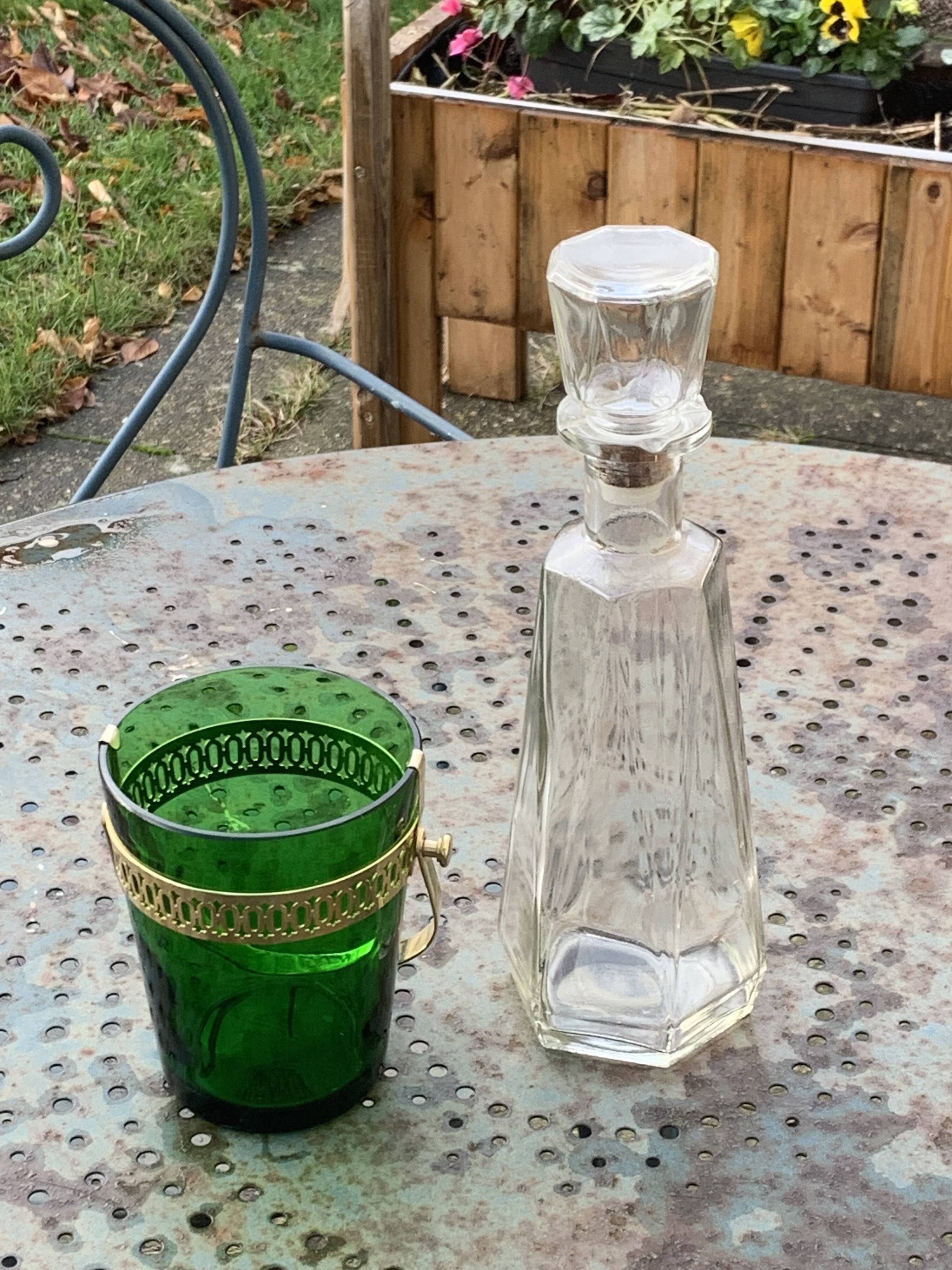 Service a whisky compose d'une carafe en verre transparent