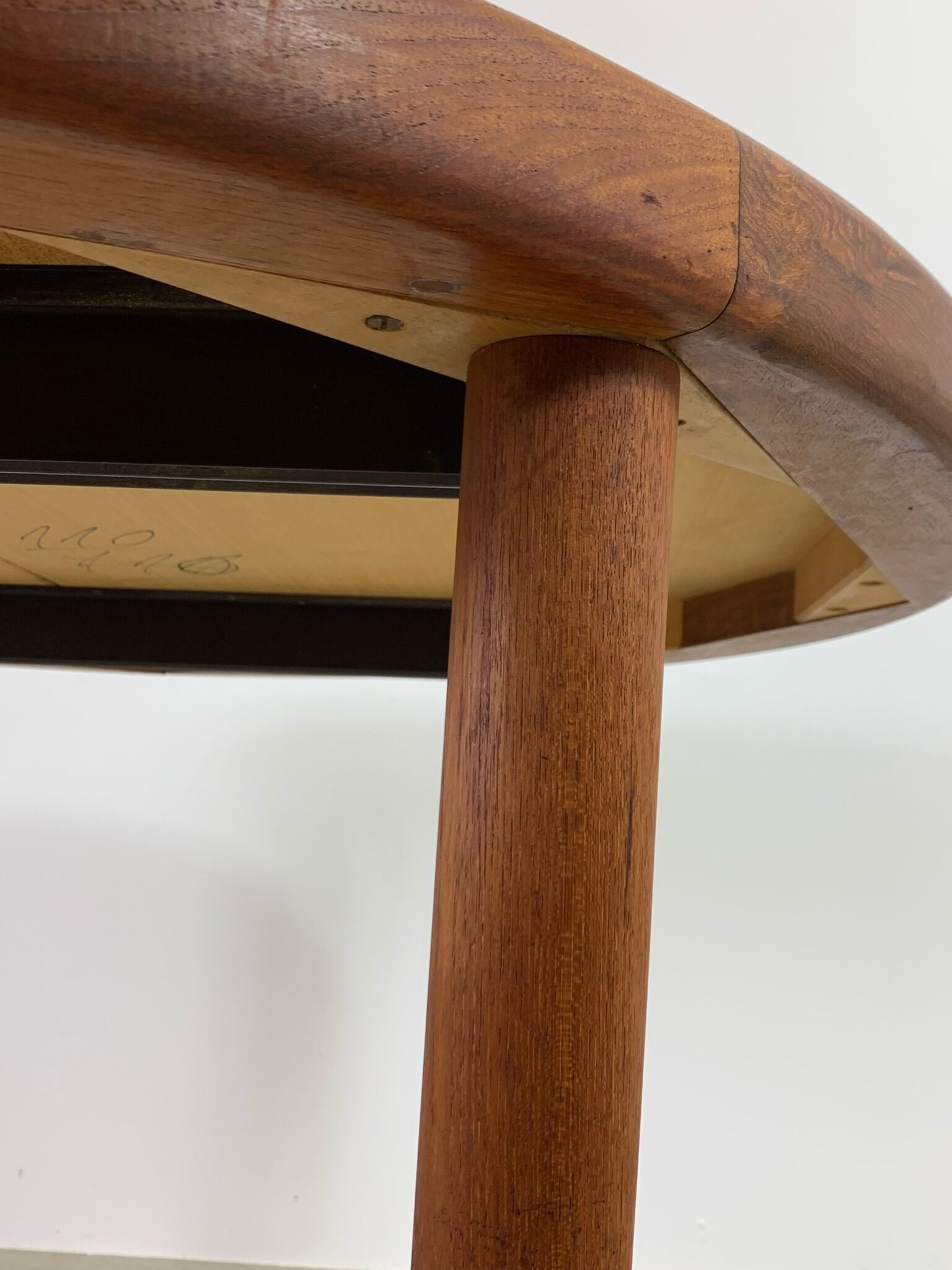 Round extending dining table in teak by Velje 1960s Denmark