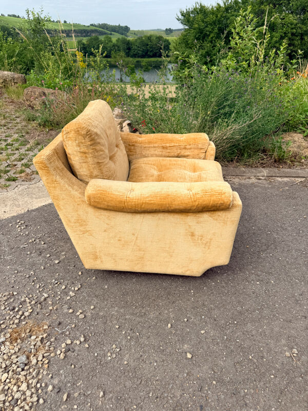 Fauteuil lounge vintage en velours chenille doré – Années 1970