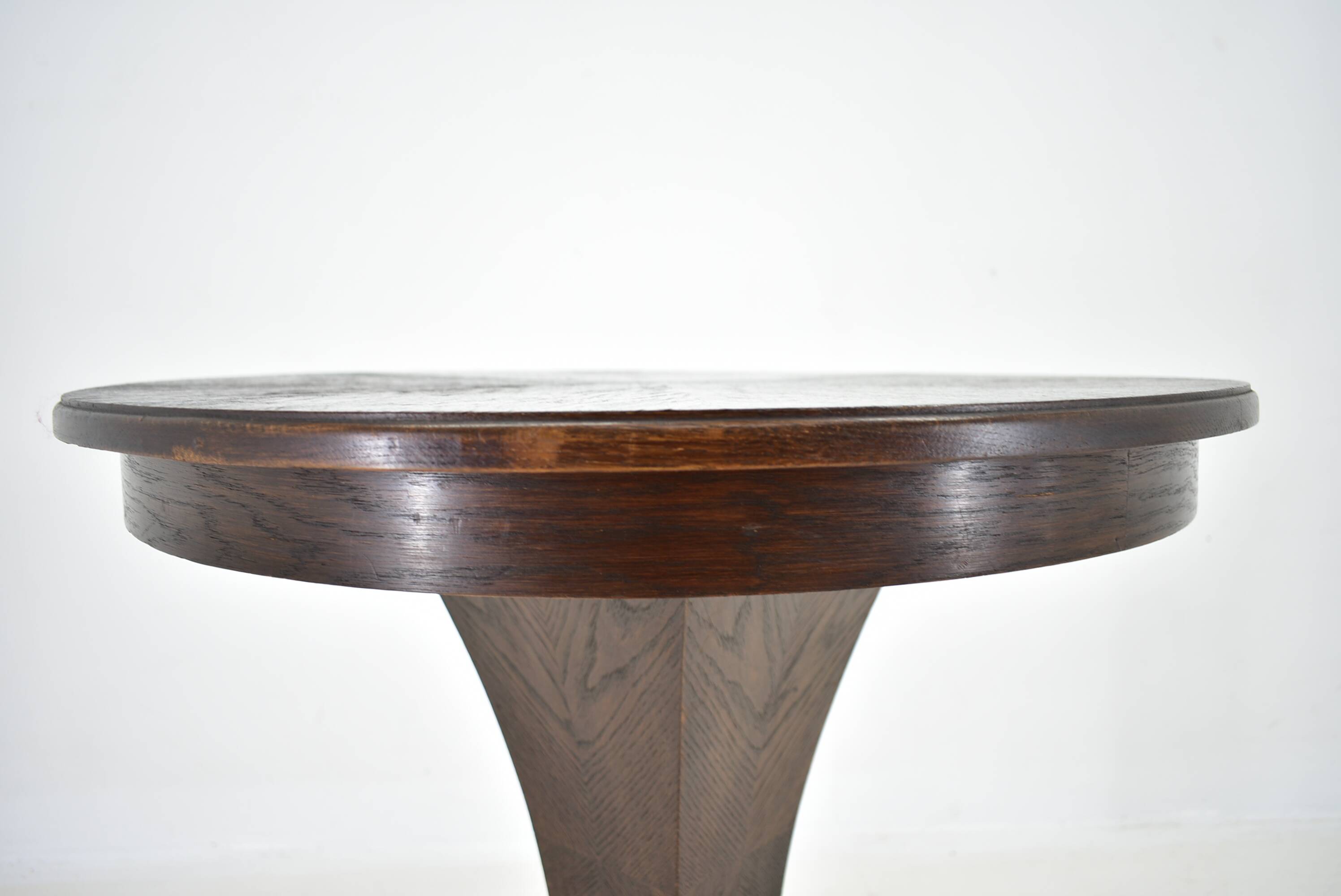 1920s Art Deco Occasional Coffee Table and tablecloth