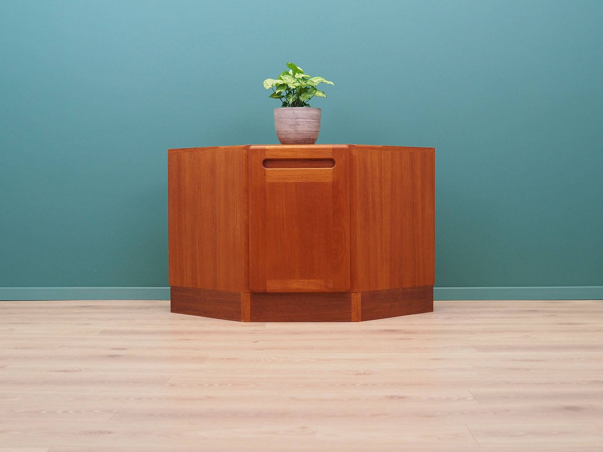 Cabinet en teck, design danois, années 1970, production : Danemark