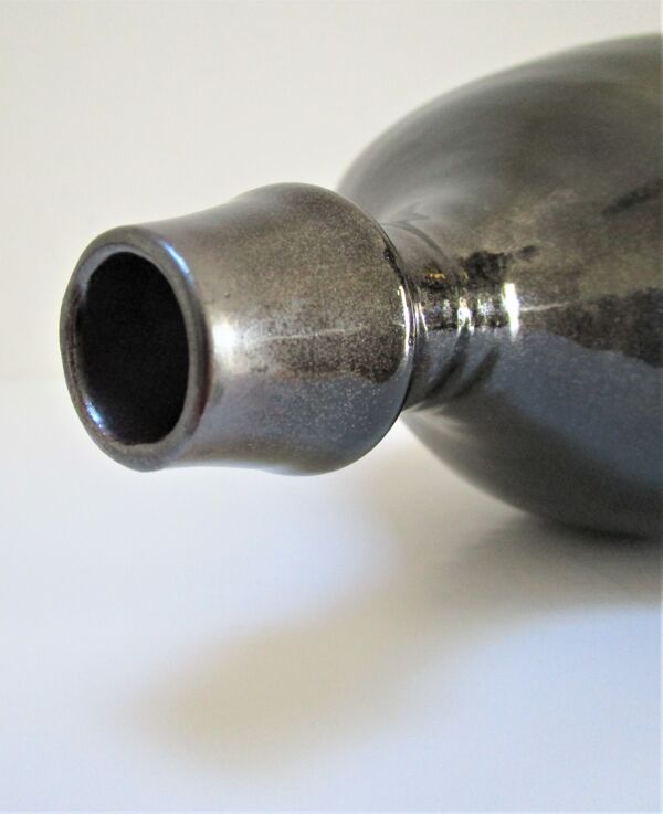 Vase bouteille grès émaillé noir par Roland Zobel