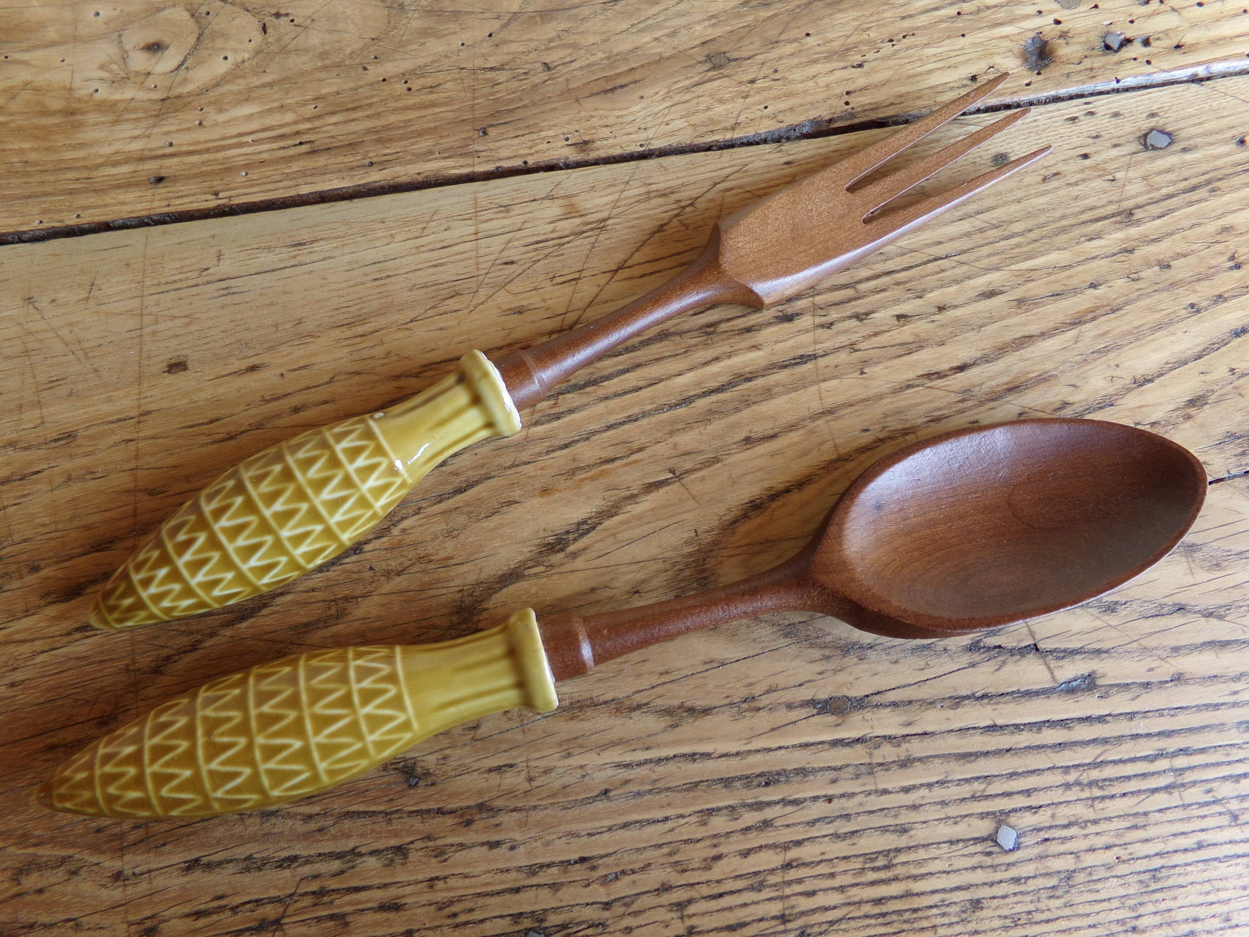 Wood and ceramic salad cutlery