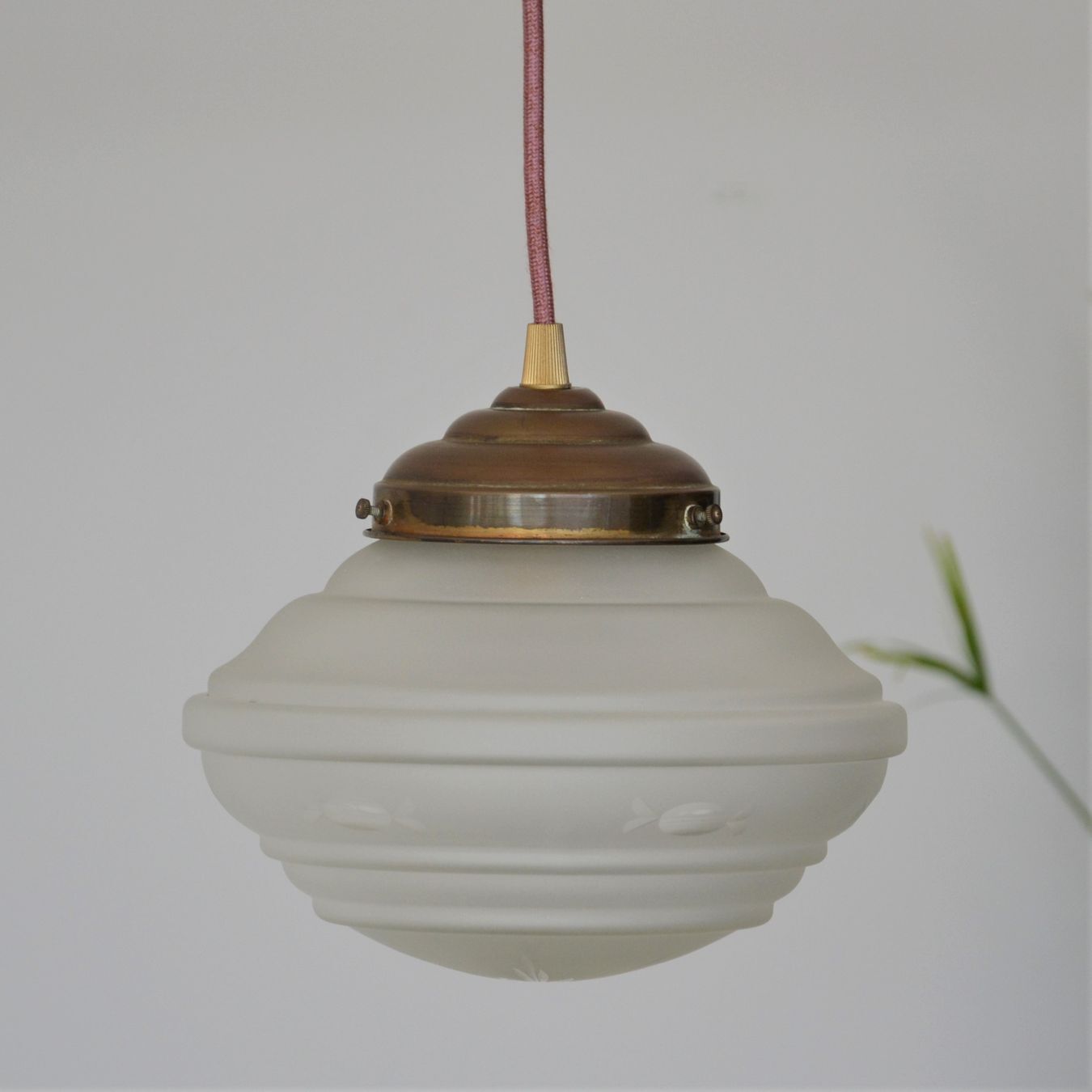 Engraved glass globe pendant lamp