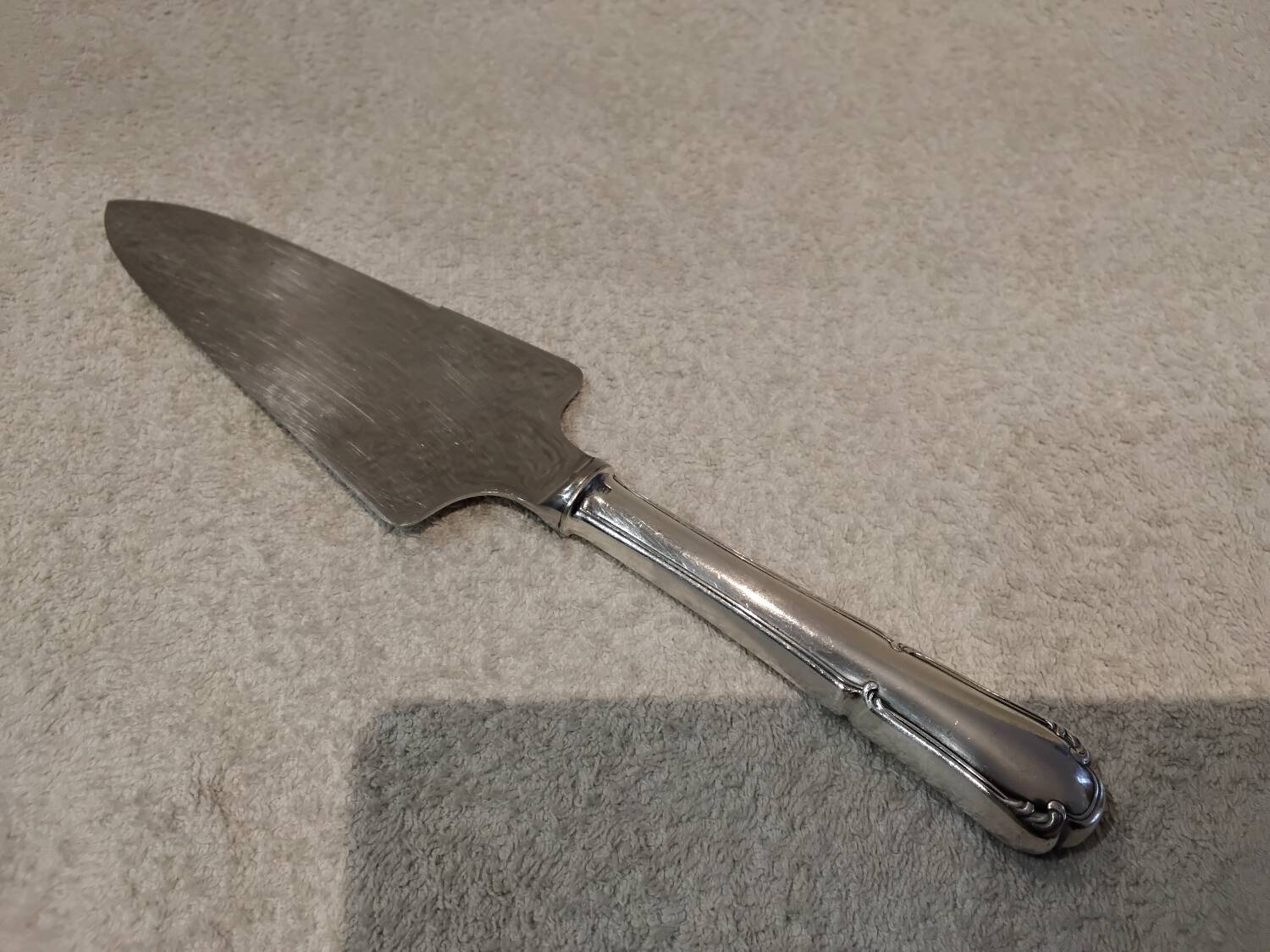 Silver-plated metal pie server with cutting handle, by the silversmith Ercuis Valencay