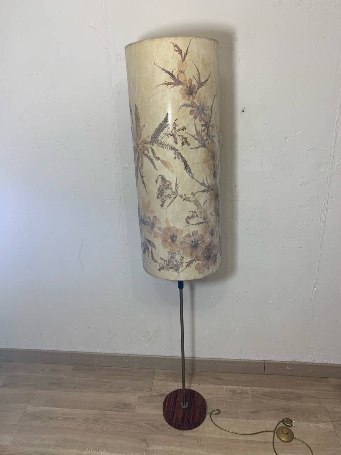 Lampadaire avec abat jour en fleurs séchées